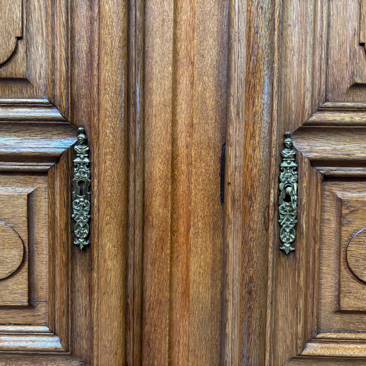 Antique Cupboard pour hall d'entrée  France 18e siècle  Louis Seize  12 coffres en vente 2