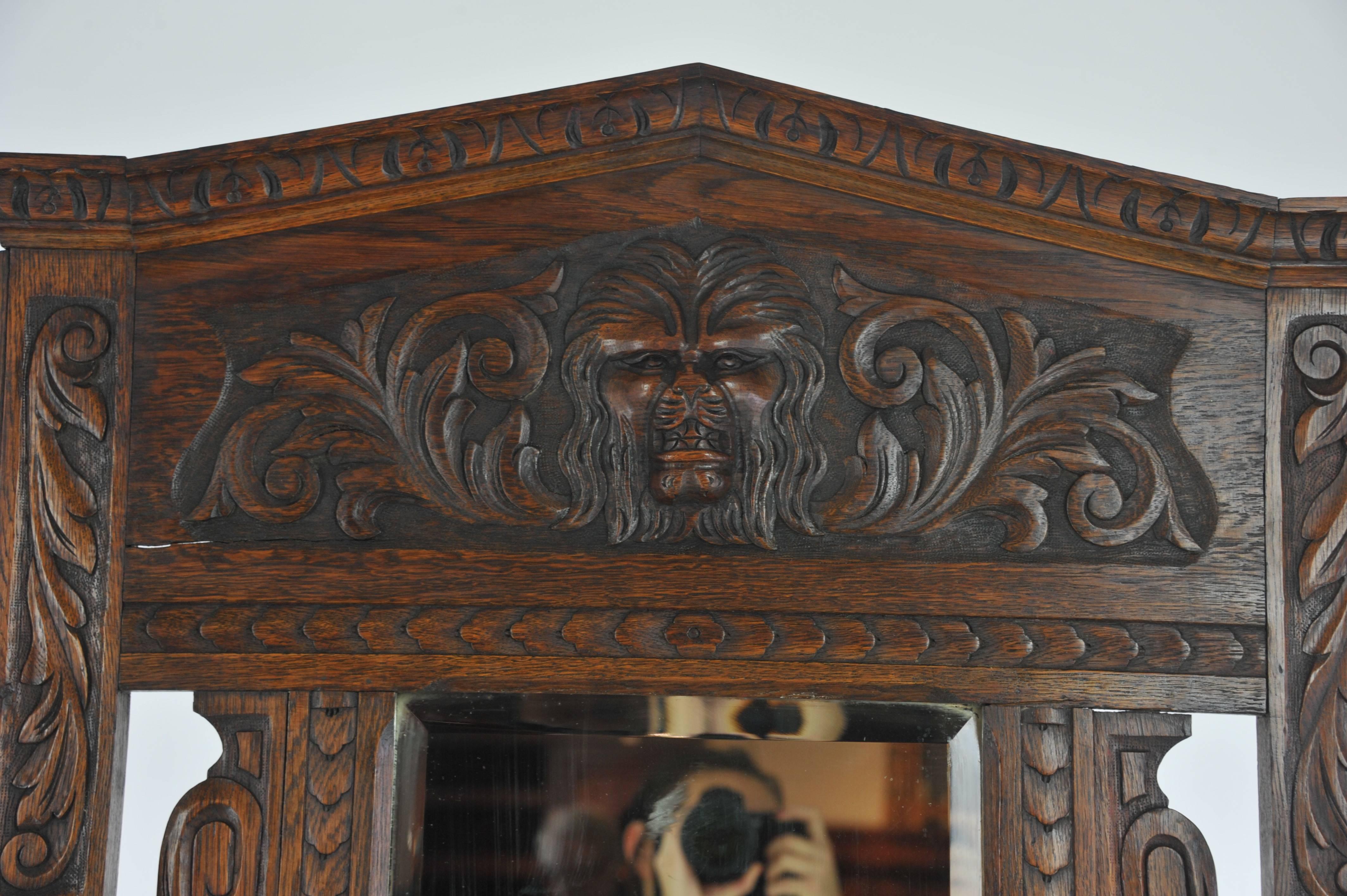 Support de hall d'entrée antique:: arbre de hall:: organisateur d'entrée:: chêne sculpté:: Ecosse 1870:: B1002. 

Ecosse:: 1870. 
Construction en chêne massif
Finition d'origine
Le dessus est entièrement sculpté avec un masque de lion
Miroir à bord