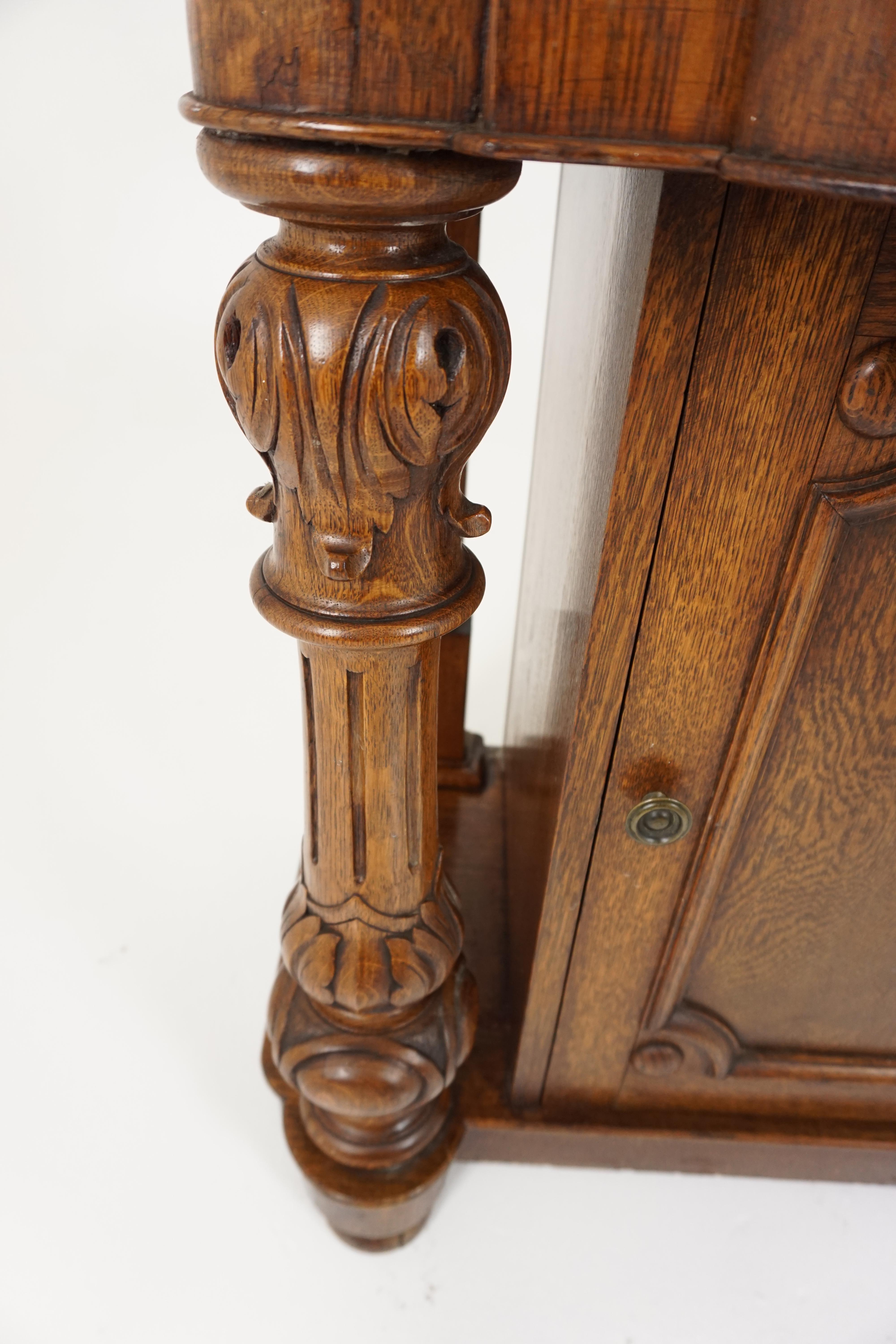 Antique Hall Table, Victorian Carved Tiger Oak End Table, Scotland, 1920 In Good Condition In Vancouver, BC