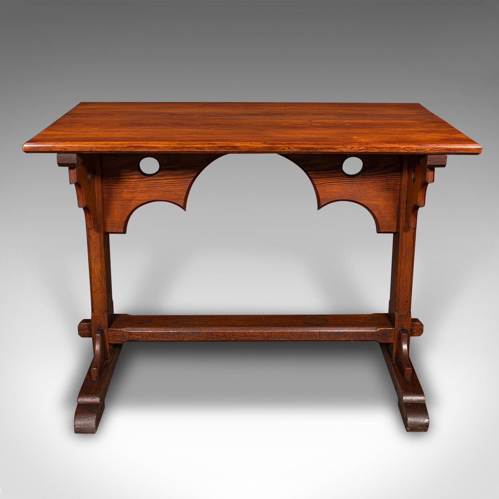 Voici une superbe table d'entrée d'époque victorienne, aux influences néo-gothiques, en pin massif, vers 1870. Cette antiquité de caractère présente de riches teintes caramel et un grain fin. Elle est idéale pour les couloirs, les cuisines ou les