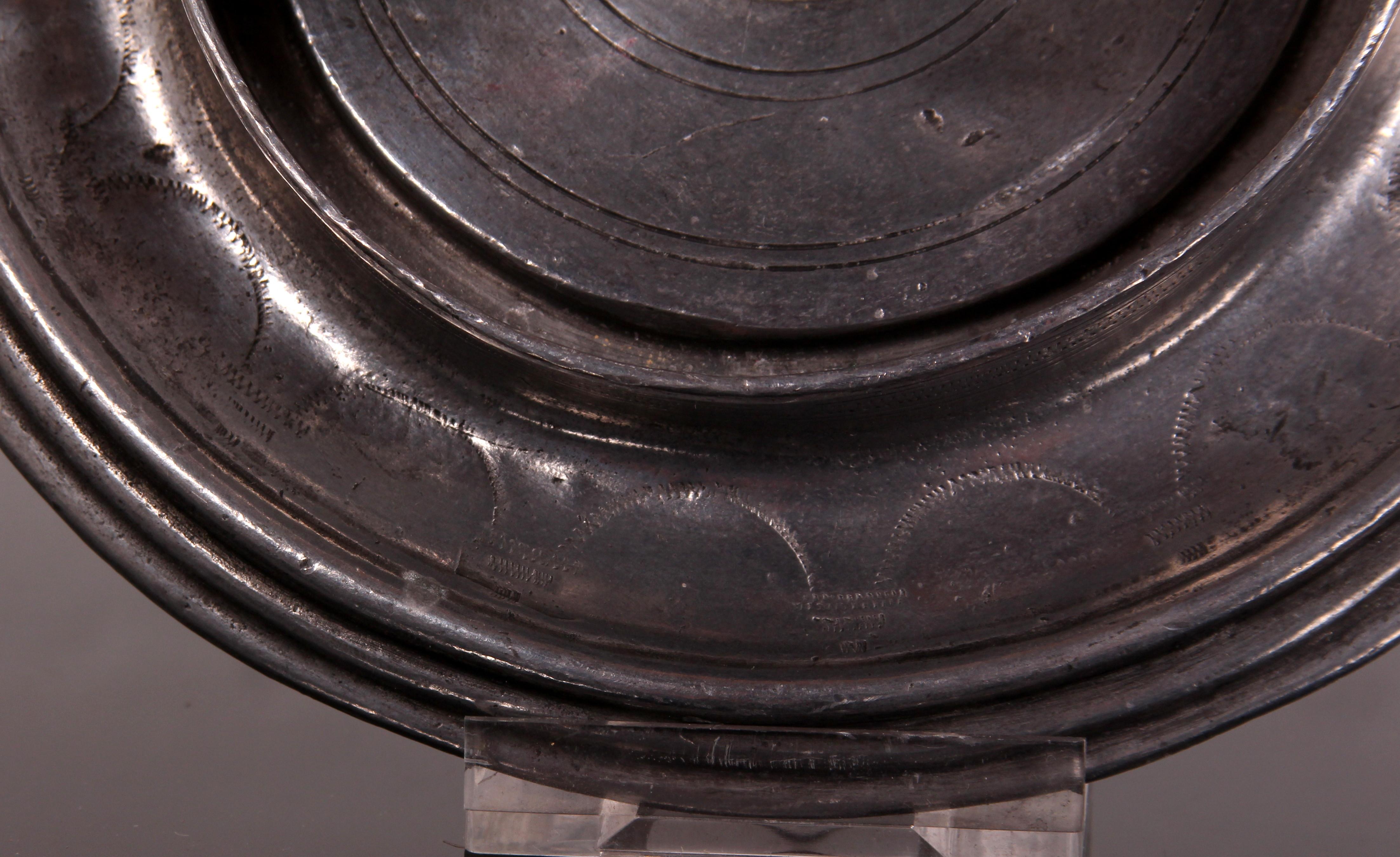 Fatto a mano Antique French, storico portacandele in peltro con ghirlanda cesellata in vendita