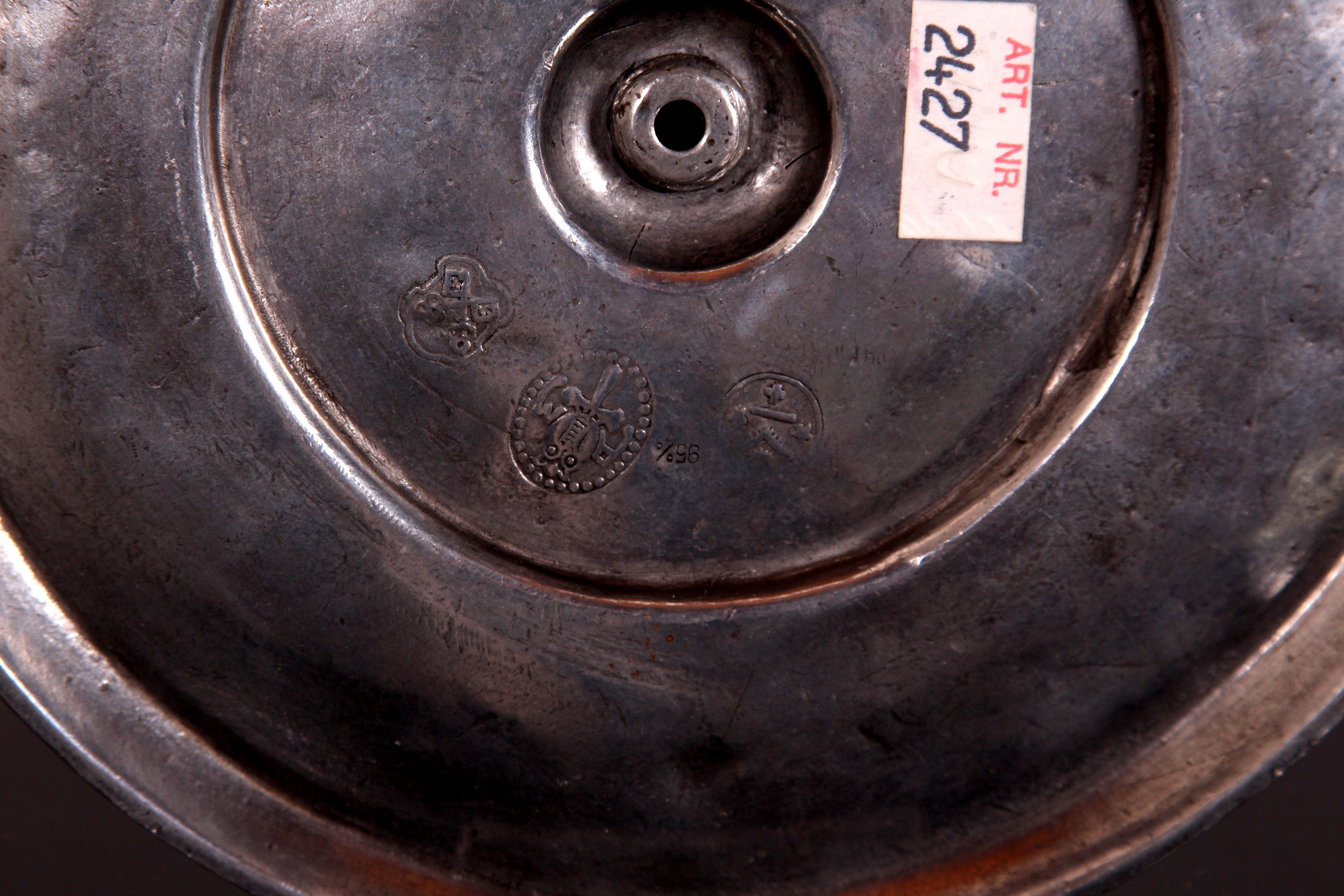 Metà XIX secolo Antique French, storico portacandele in peltro con ghirlanda cesellata in vendita