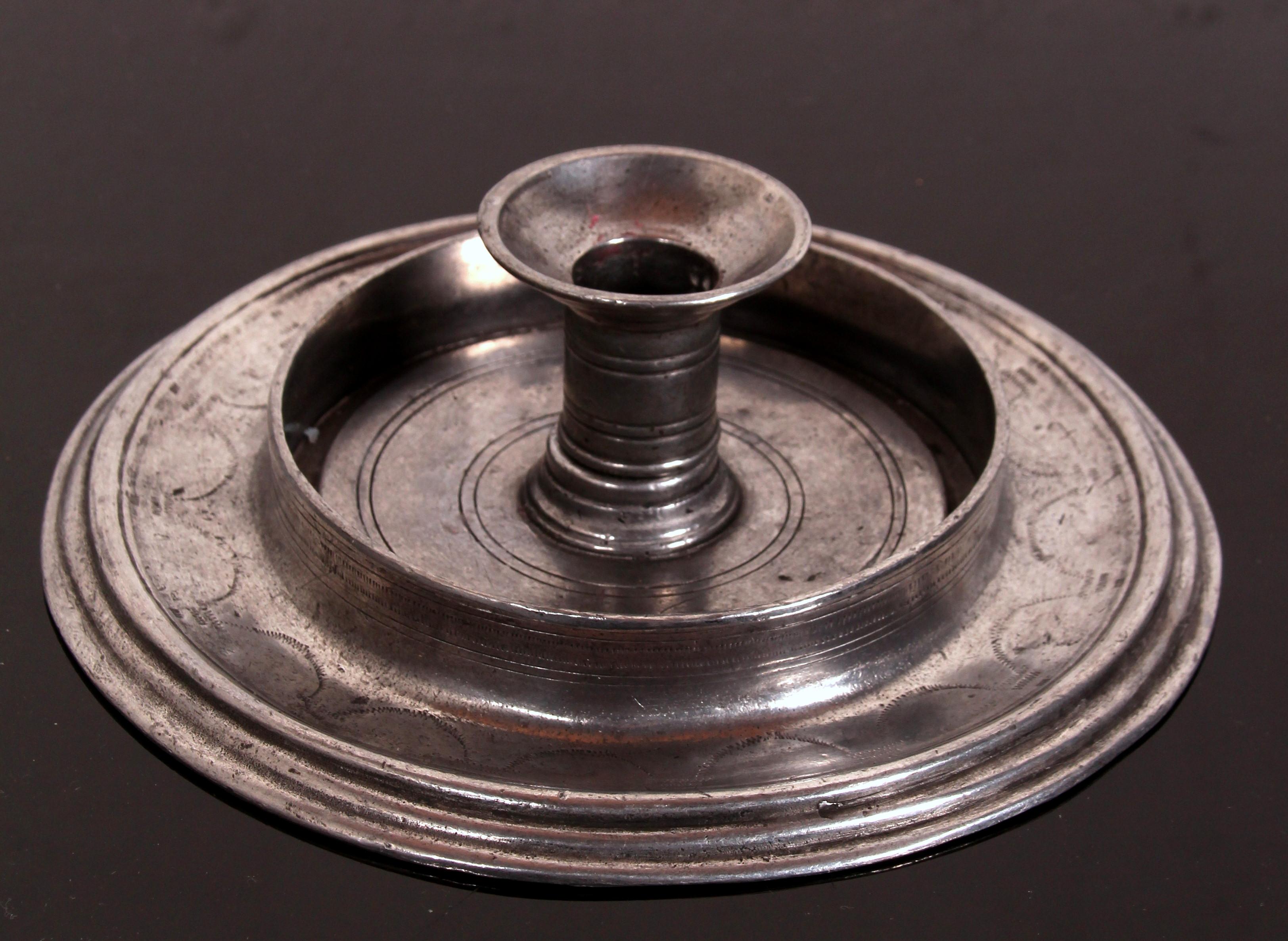 Antique French, storico portacandele in peltro con ghirlanda cesellata in vendita 1