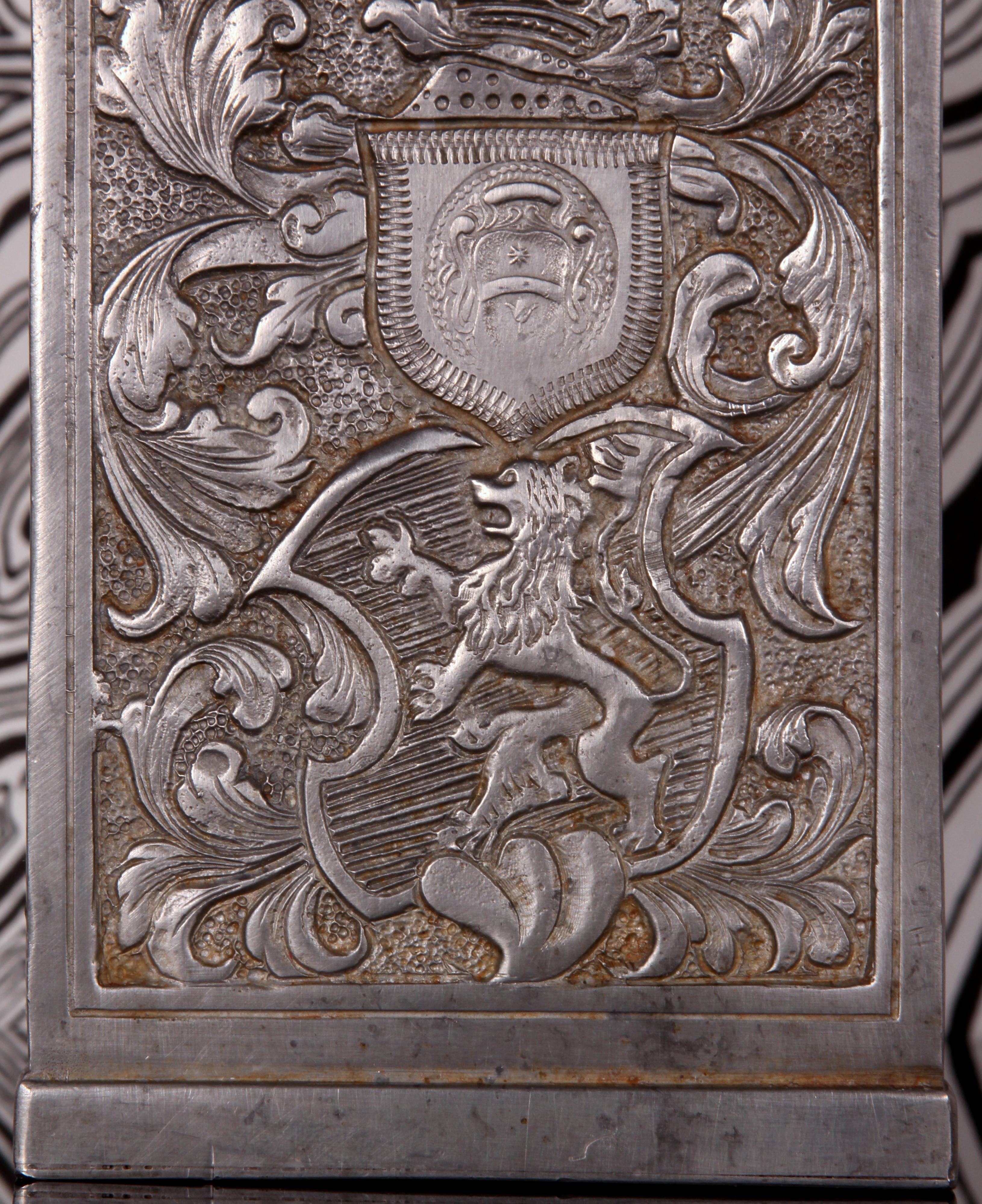 Fatto a mano Antica bottiglia di peltro con marchio ar. 1880 Stile cavalleresco/caccia con stemma del leone in vendita
