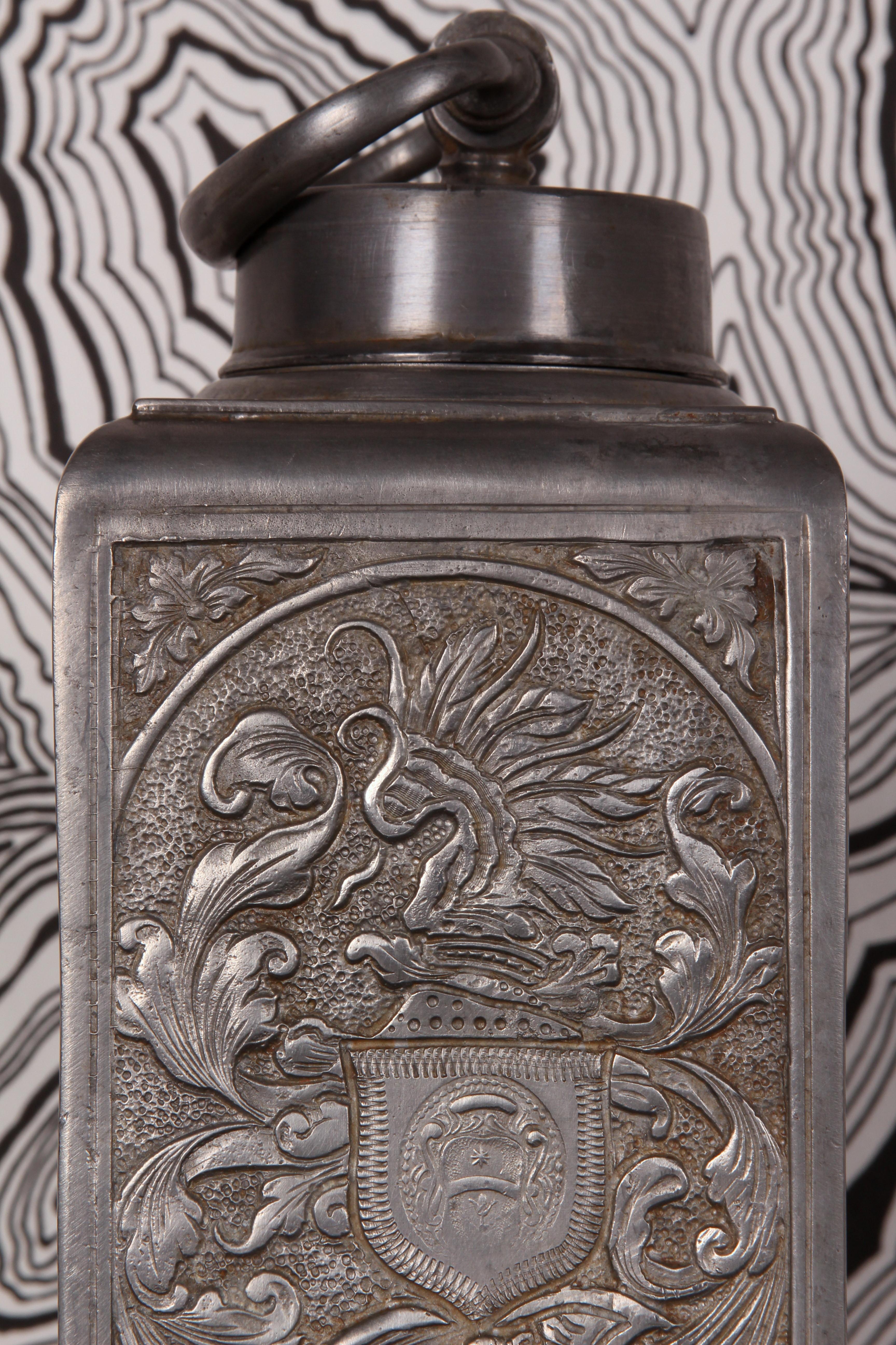 Antica bottiglia di peltro con marchio ar. 1880 Stile cavalleresco/caccia con stemma del leone In condizioni buone in vendita a Landshut, BY