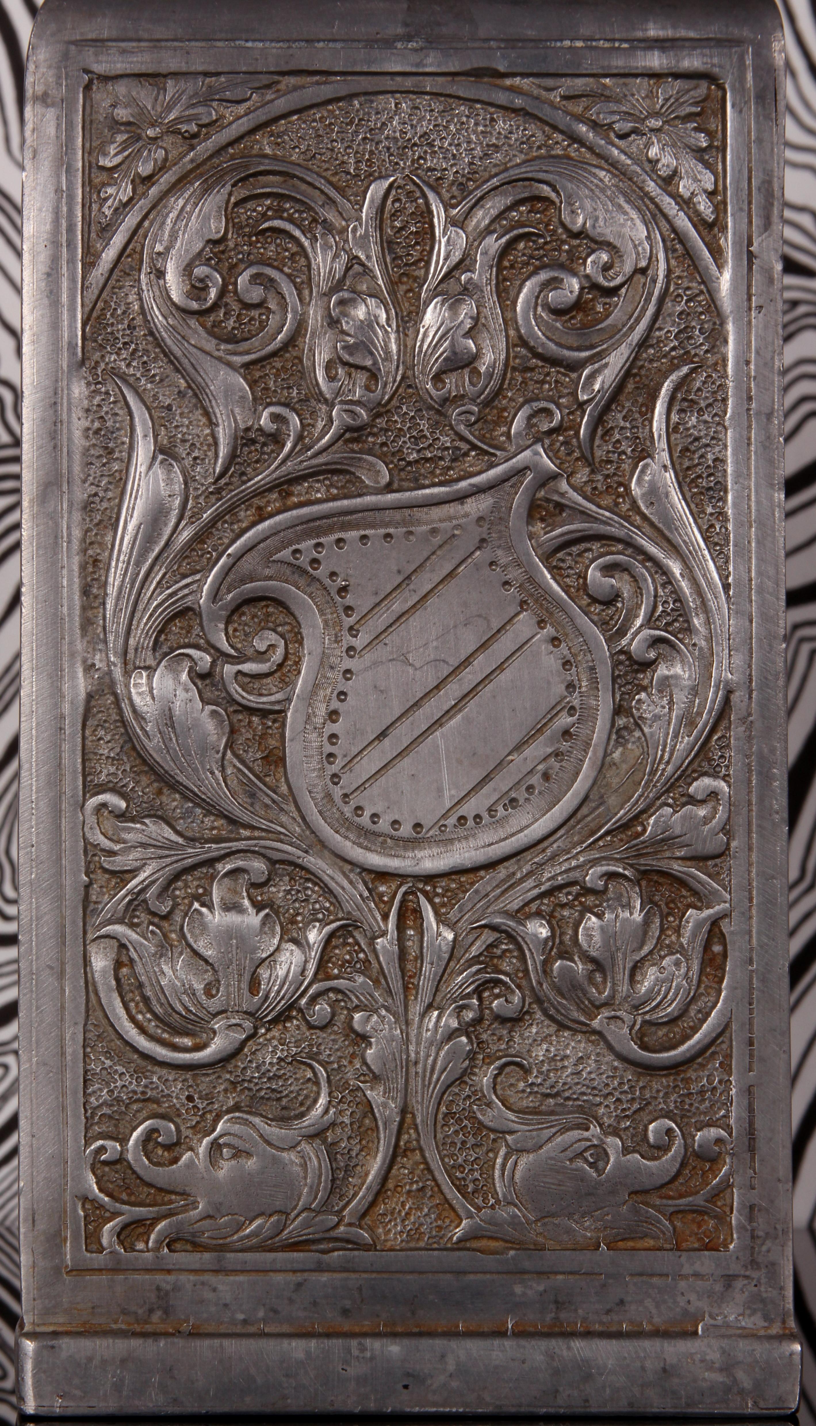 Antica bottiglia di peltro con marchio ar. 1880 Stile cavalleresco/caccia con stemma del leone in vendita 1