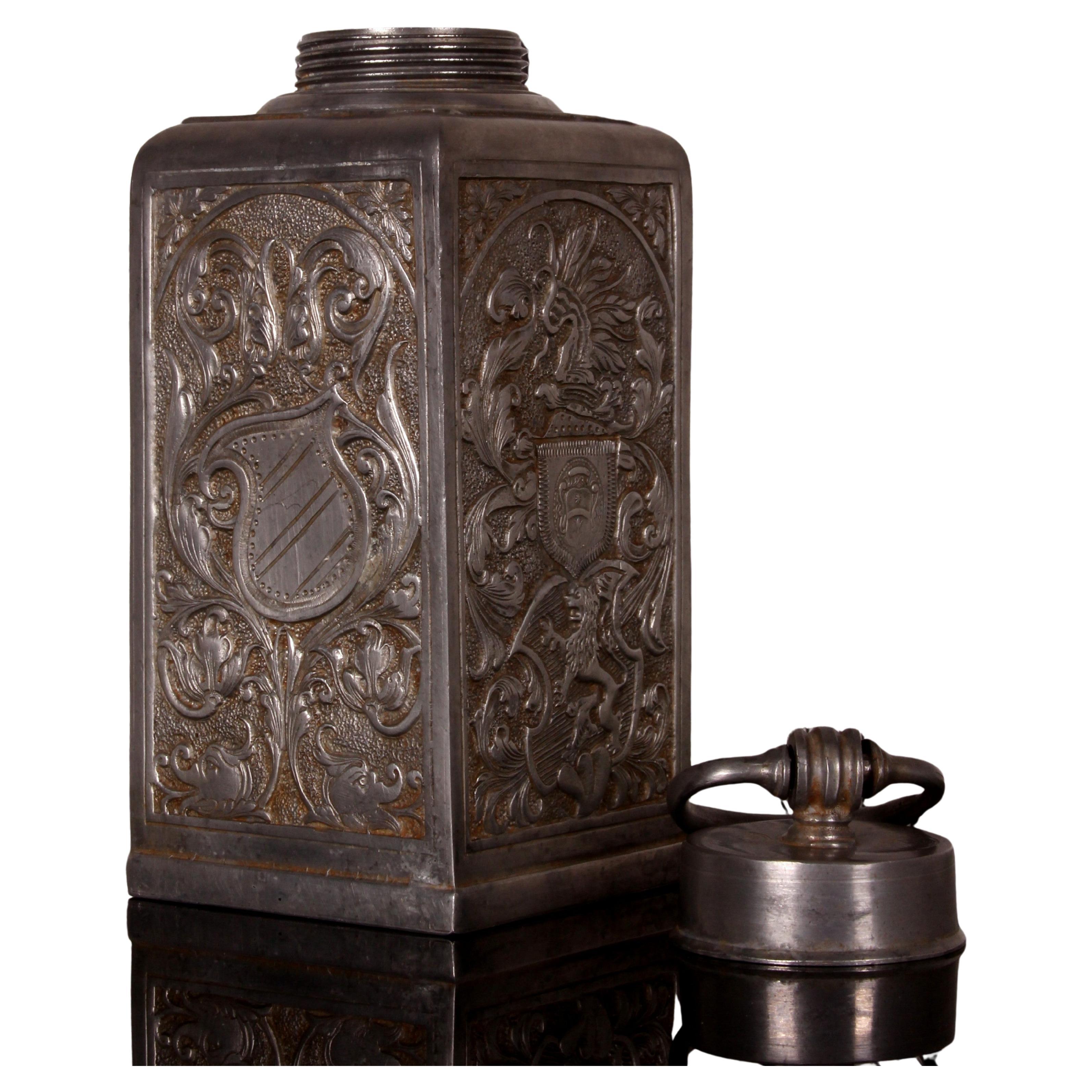 Antica bottiglia di peltro con marchio ar. 1880 Stile cavalleresco/caccia con stemma del leone in vendita