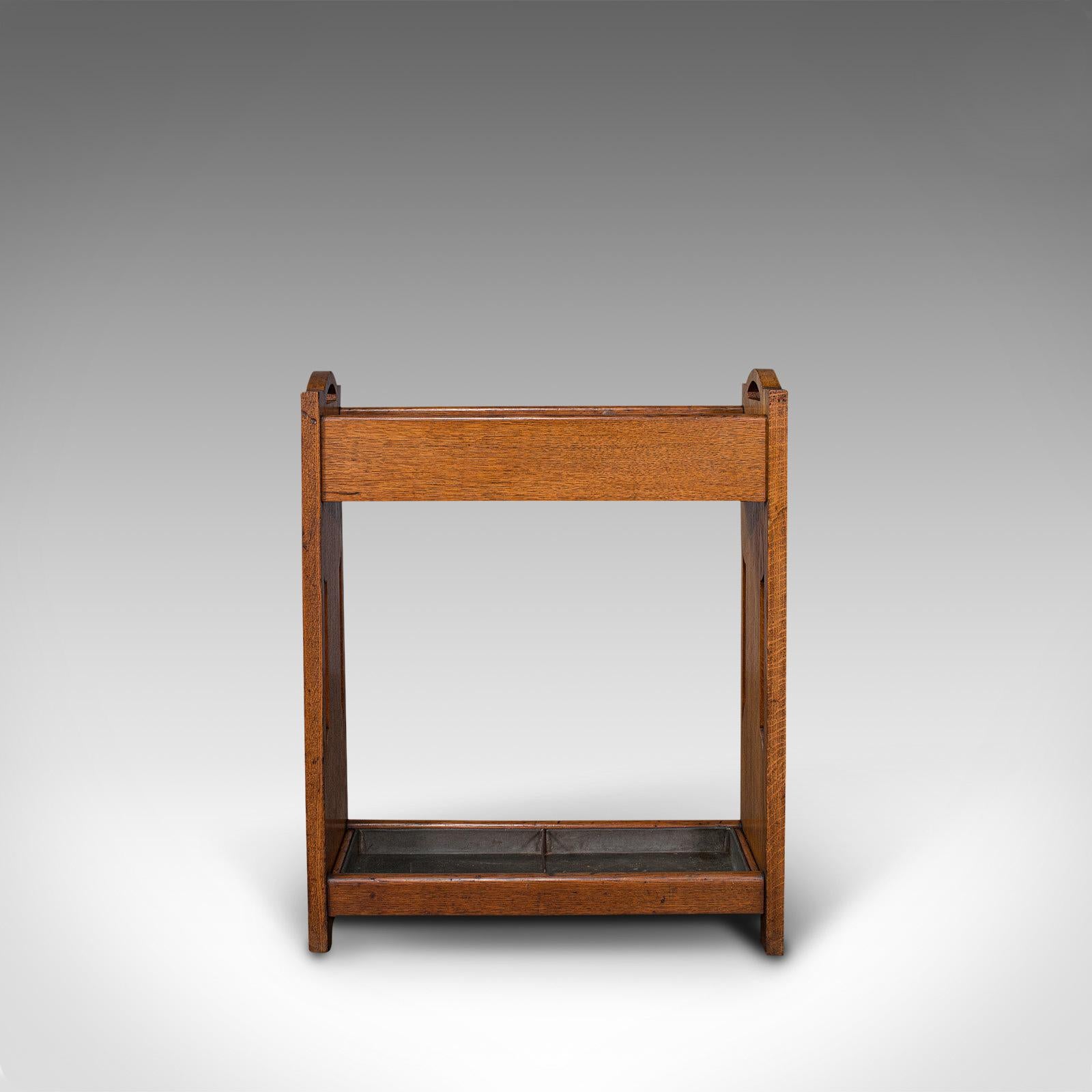 Se trata de una estantería de pasillo antigua. Un atril inglés de roble de estilo Liberty, del gusto Arts & Crafts, de principios del siglo XX, hacia 1920.

Magnífico perchero para el recibidor
Mostrando una deseable pátina envejecida
El roble
