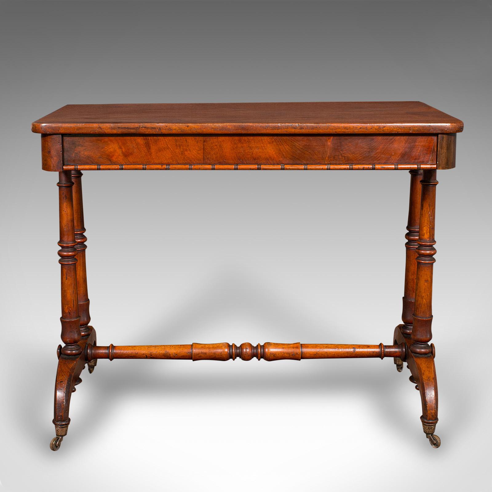 Dies ist ein antiker Beistelltisch für den Flur. Ein englischer, geflammter Mahagoni-Portikus-Tisch oder -Schreibtisch aus der Regency-Zeit, um 1820.

Wunderschön gearbeiteter Beistelltisch aus der Regency-Zeit, vielseitig einsetzbar im ganzen