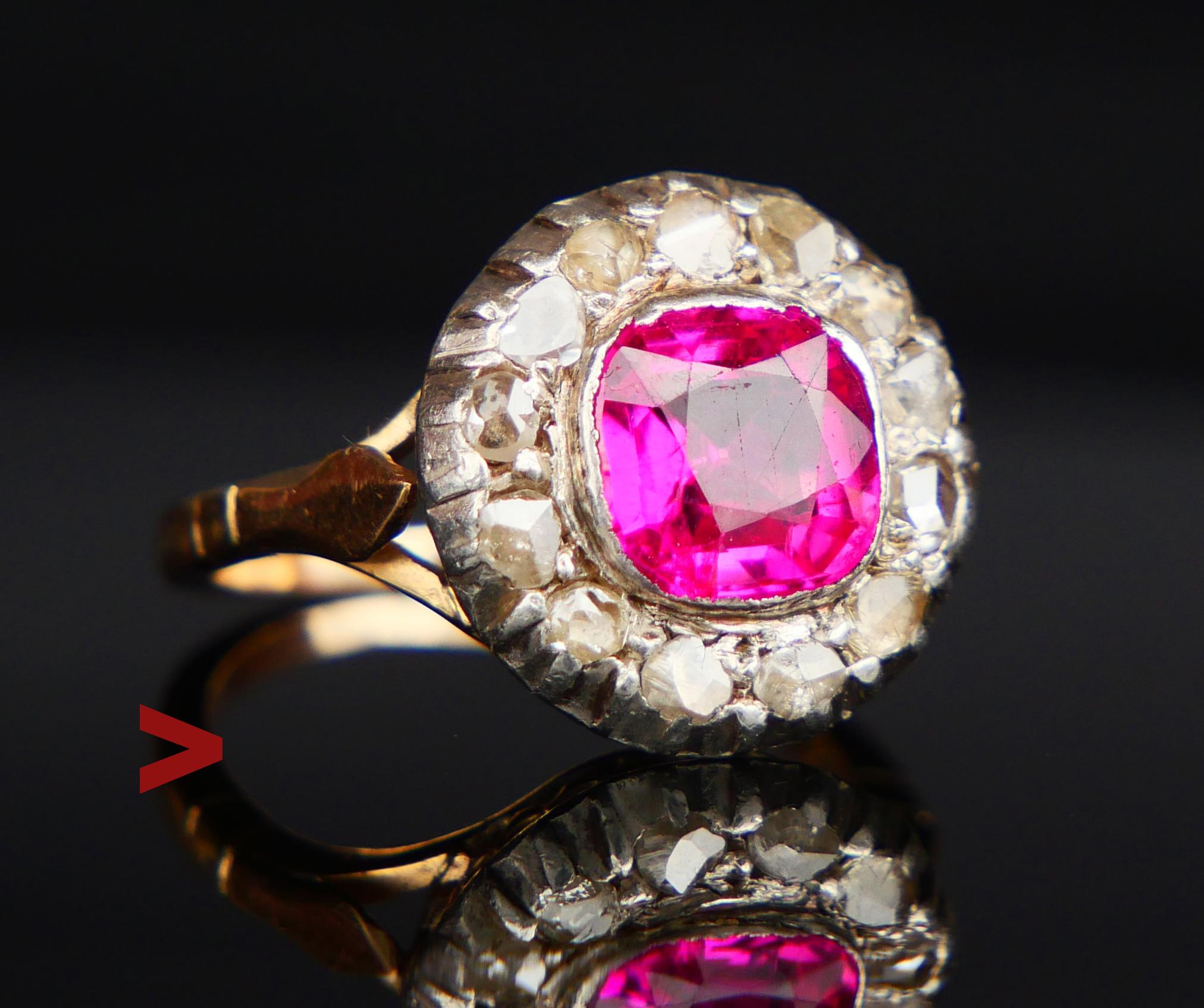 Halo-Ring aus den 1920er-1930er Jahren mit Rubin und 13 Diamanten im Rosenschliff. Nicht gestempelt, getestet 18K.

Krone mit Silber / oder Weißgold oben auf massivem 18K Gelbgold misst Ø 14 mm x 6 mm tief ... Lünettenfassung Rubin, wahrscheinlich