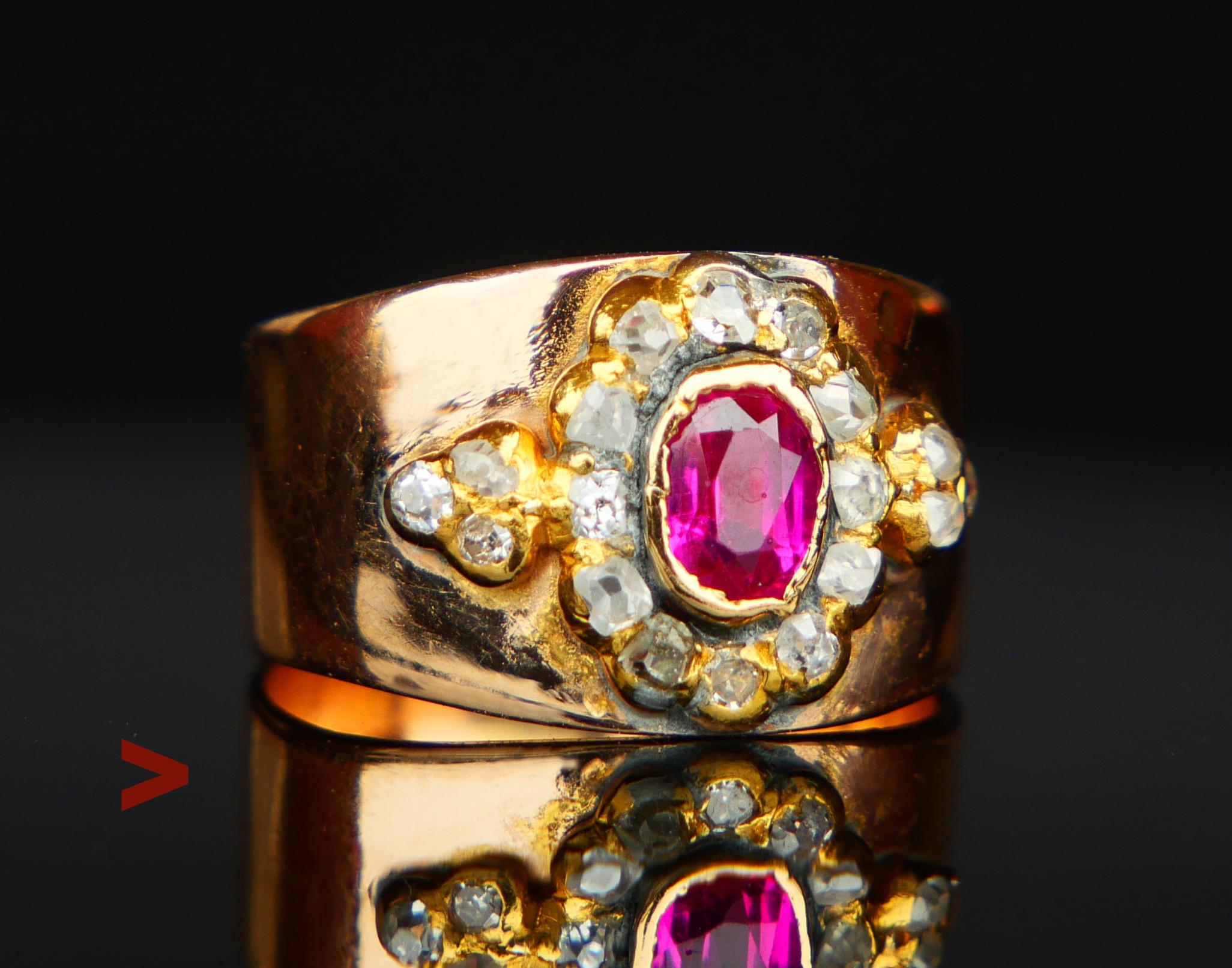 
Alter Halo-Ring mit breitem Band aus massivem 14-karätigem Roségold und verlötetem Kronenteil aus hochwertigem (wahrscheinlich 20-23-karätigem) Gold, verziert mit natürlichem Rubin und Diamanten.

Europäisch, ca. 1920er - 1930er Jahre, Band