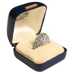 Bague de fiançailles ancienne sertie d'un halo de diamants taille coussin (environ 3.40 carats)