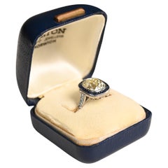 Anillo de compromiso antiguo con engaste halo, (aprox. 4,00 quilates) diamante talla cojín
