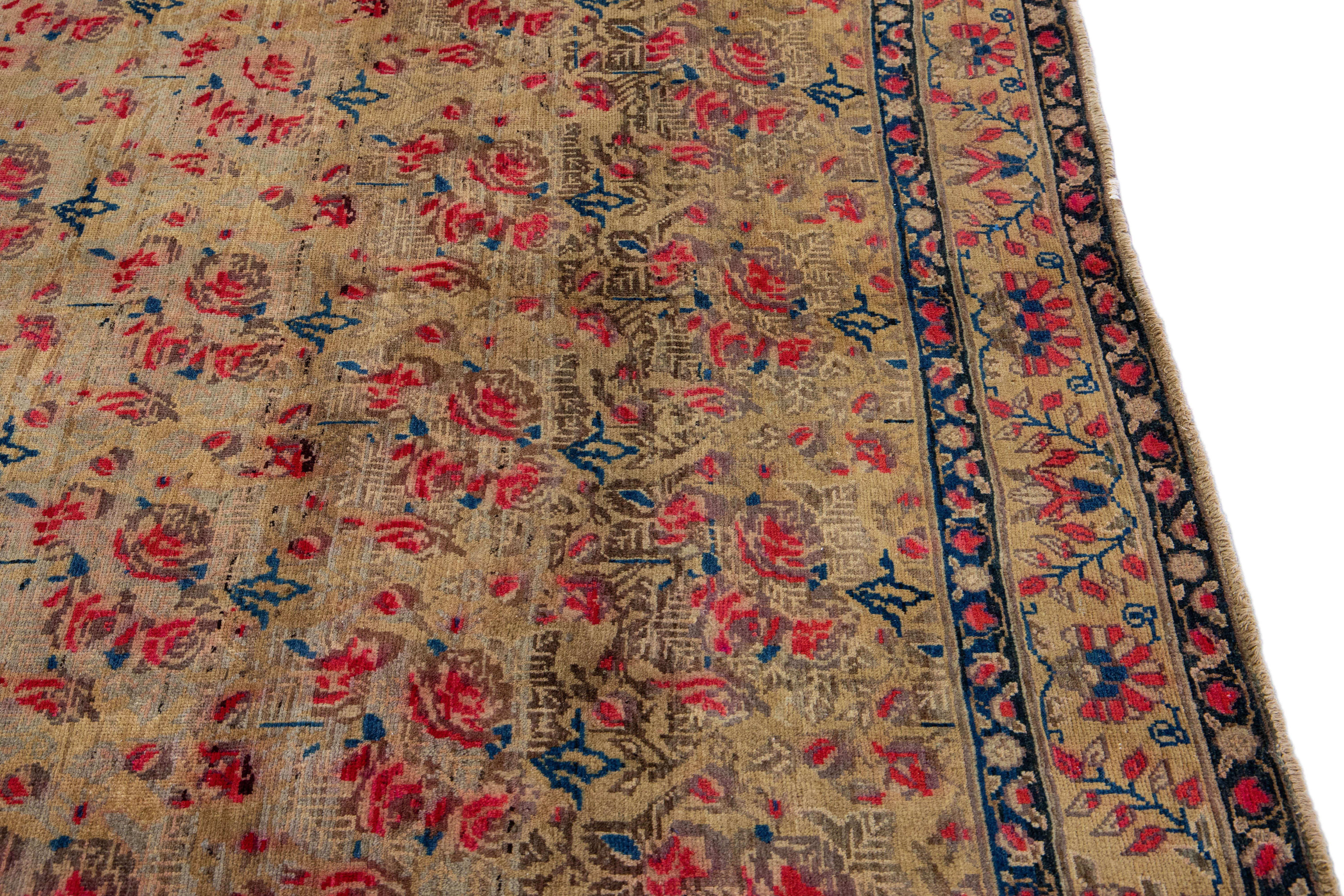 Tapis ancien en laine marron Hamadan à motifs floraux faits à la main en vente 2