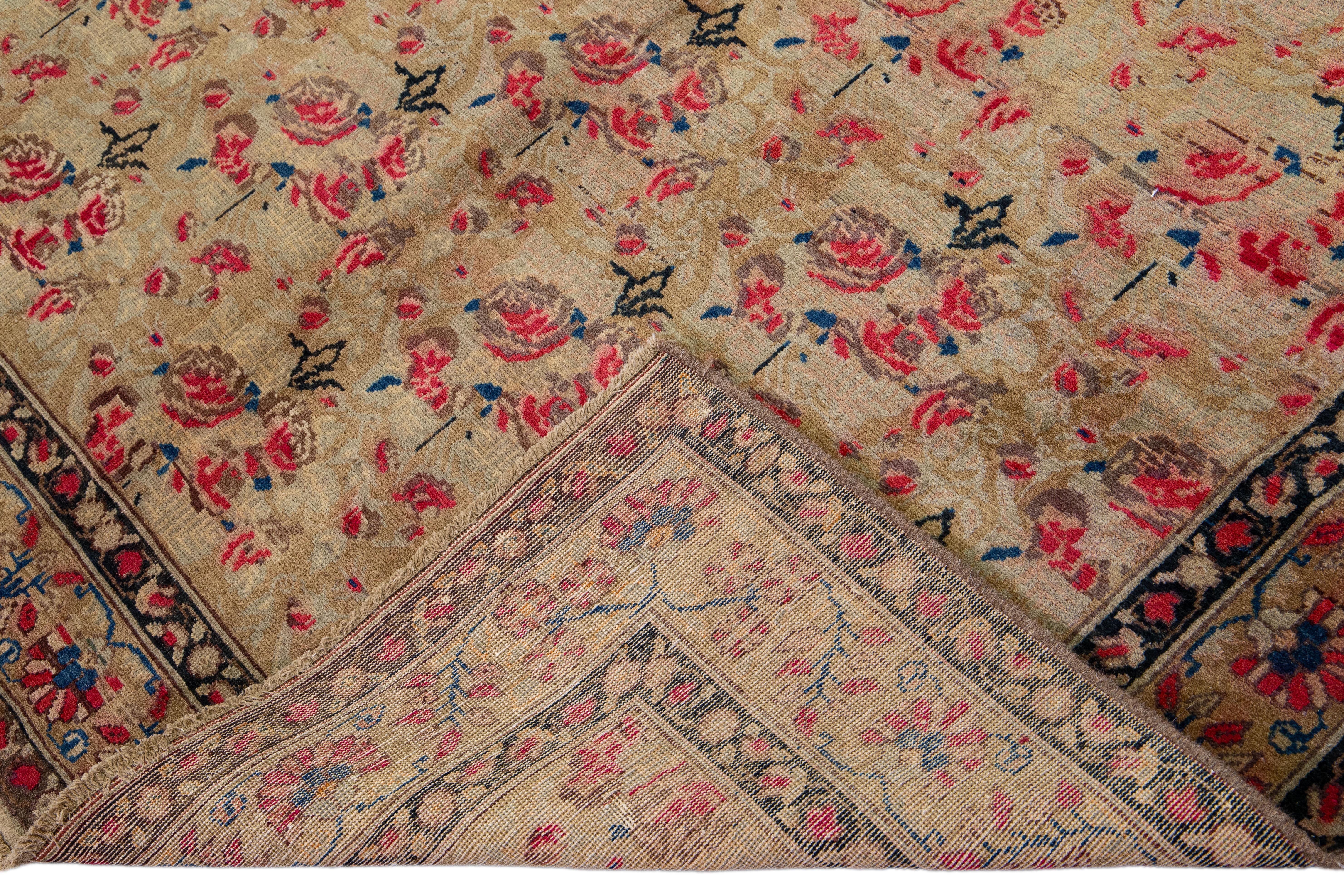 Magnifique tapis antique Hamadan en laine nouée à la main avec un champ brun. Ce tapis persan présente un magnifique motif floral aux accents rouges et bleus. 

Ce tapis mesure : 6'5