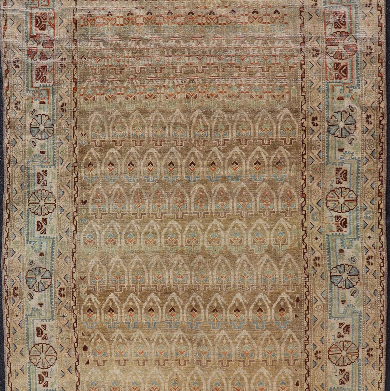 Mesures : 4'6 x 9'2 
Tapis ancien de la galerie Hamadan, en laine, avec un motif sub-géométrique de marguerite sur toute la surface. Keivan Woven Arts ; tapis EN-15182, pays d'origine / type : Iran / Hamadan, circa 1920.

Ce tapis Hamadan persan