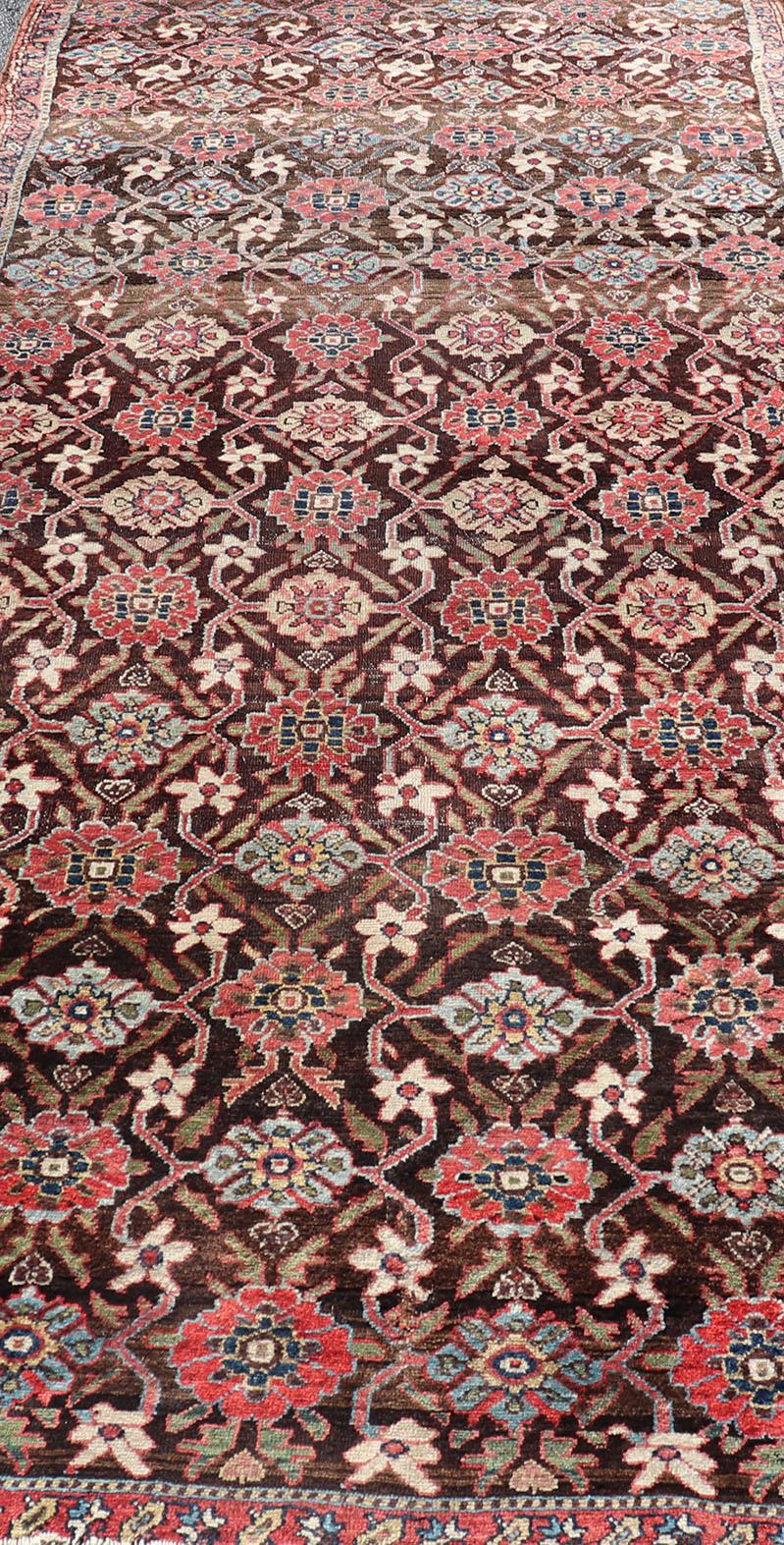 Antiquity Hamadan Gallery Rug in Wool with Sub-Geometric Design on Brown Field (Tapis ancien de la galerie de Hamadan en laine avec un design sub-géométrique sur fond brun) en vente 2
