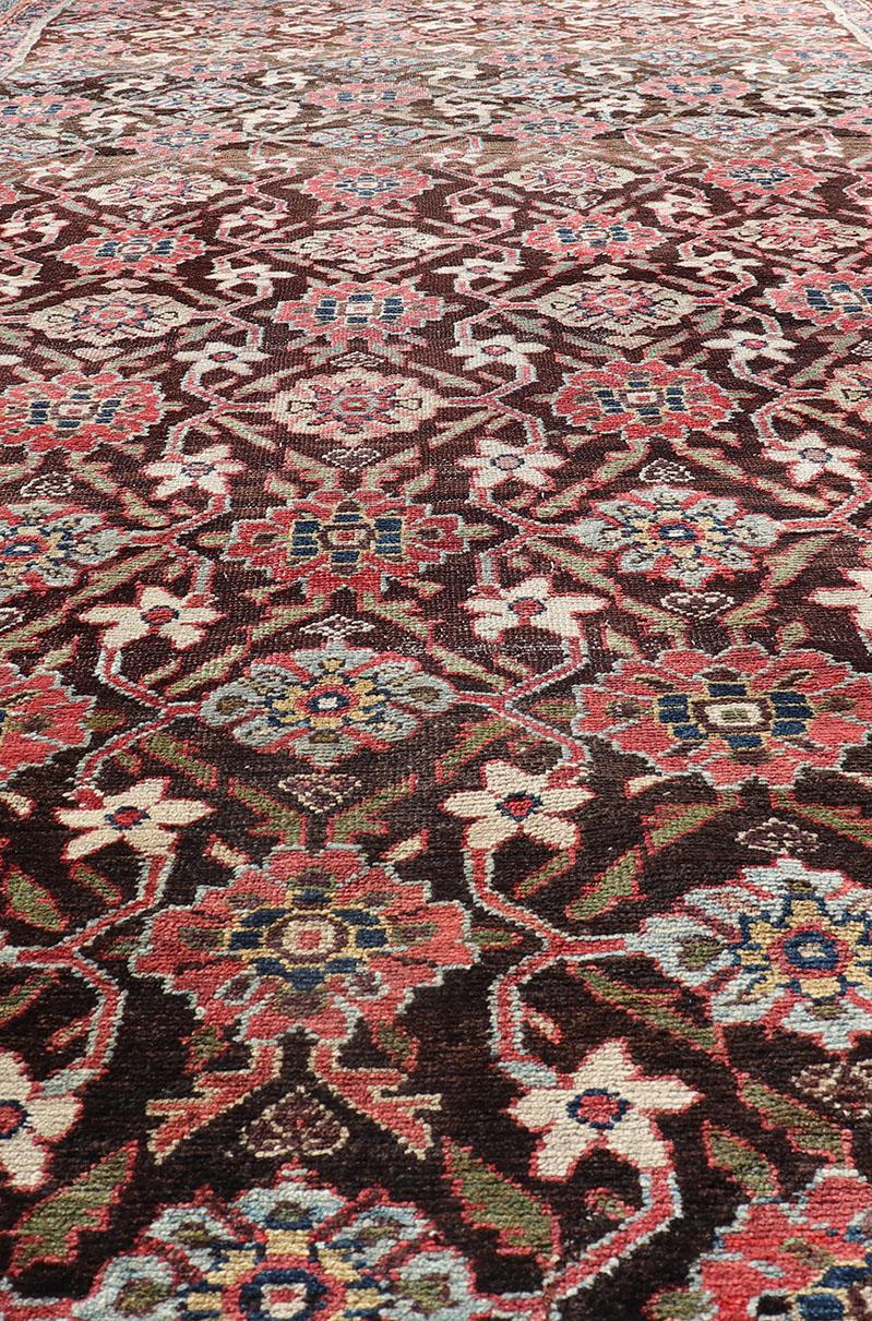Antiquity Hamadan Gallery Rug in Wool with Sub-Geometric Design on Brown Field (Tapis ancien de la galerie de Hamadan en laine avec un design sub-géométrique sur fond brun) en vente 3