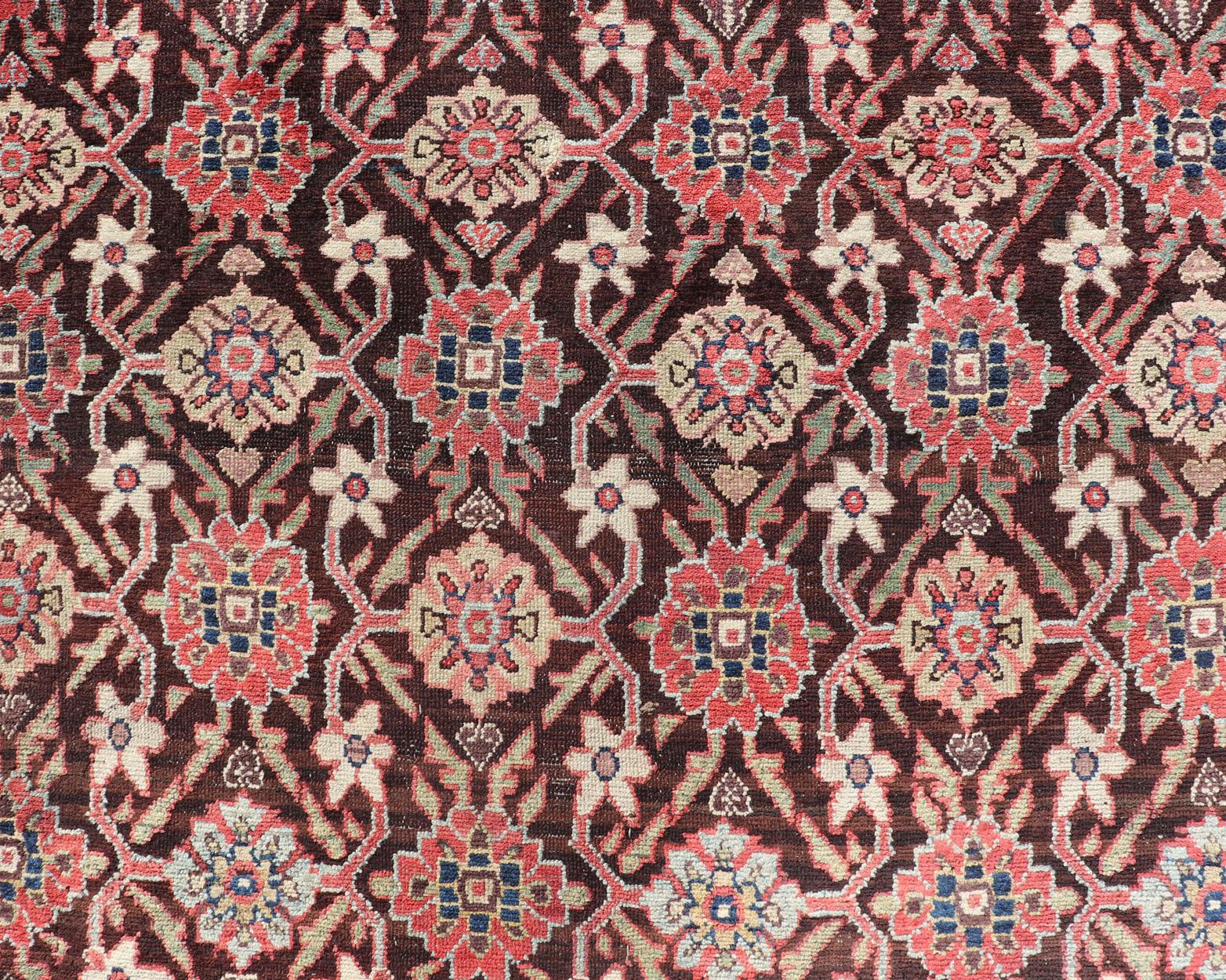 Tapis ancien de la galerie Hamadan en laine avec un design sub-géométrique sur fond brun. Keivan Woven Arts ; tapis V21-1104, pays d'origine / type : Iran / Hamadan, vers 1910.
Mesures : 5'4 x 13'0 
Ce tapis Hamadan persan ancien a été noué à la