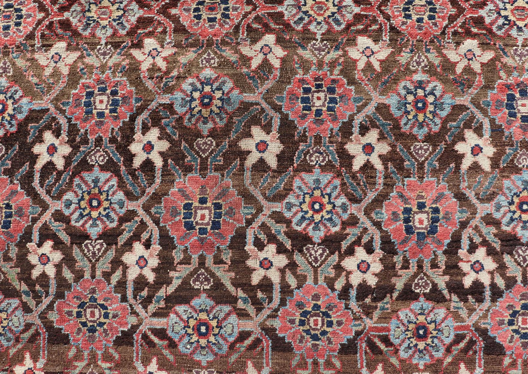 Malayer Antiquity Hamadan Gallery Rug in Wool with Sub-Geometric Design on Brown Field (Tapis ancien de la galerie de Hamadan en laine avec un design sub-géométrique sur fond brun) en vente