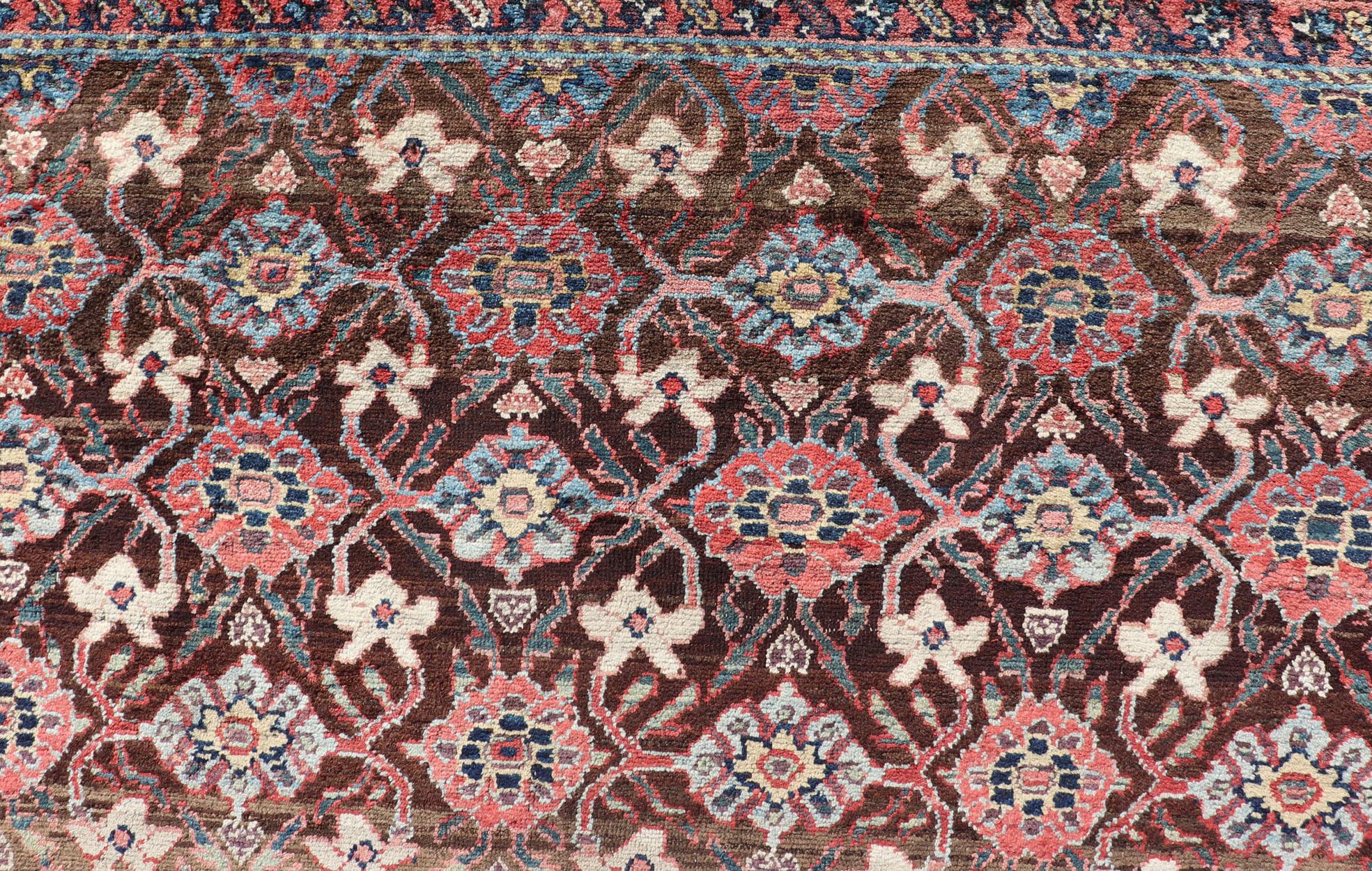 Perse Antiquity Hamadan Gallery Rug in Wool with Sub-Geometric Design on Brown Field (Tapis ancien de la galerie de Hamadan en laine avec un design sub-géométrique sur fond brun) en vente
