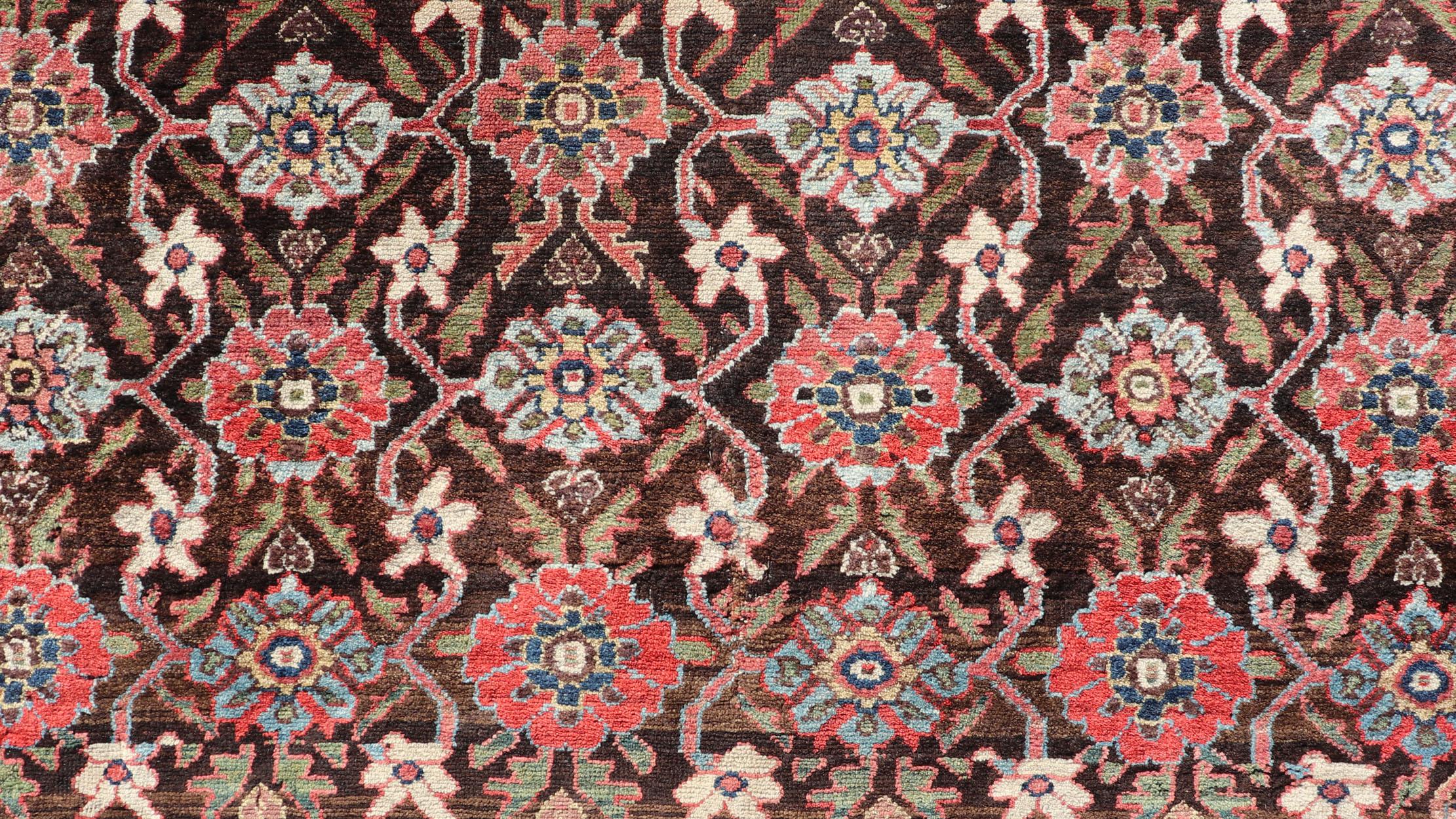 Noué à la main Antiquity Hamadan Gallery Rug in Wool with Sub-Geometric Design on Brown Field (Tapis ancien de la galerie de Hamadan en laine avec un design sub-géométrique sur fond brun) en vente