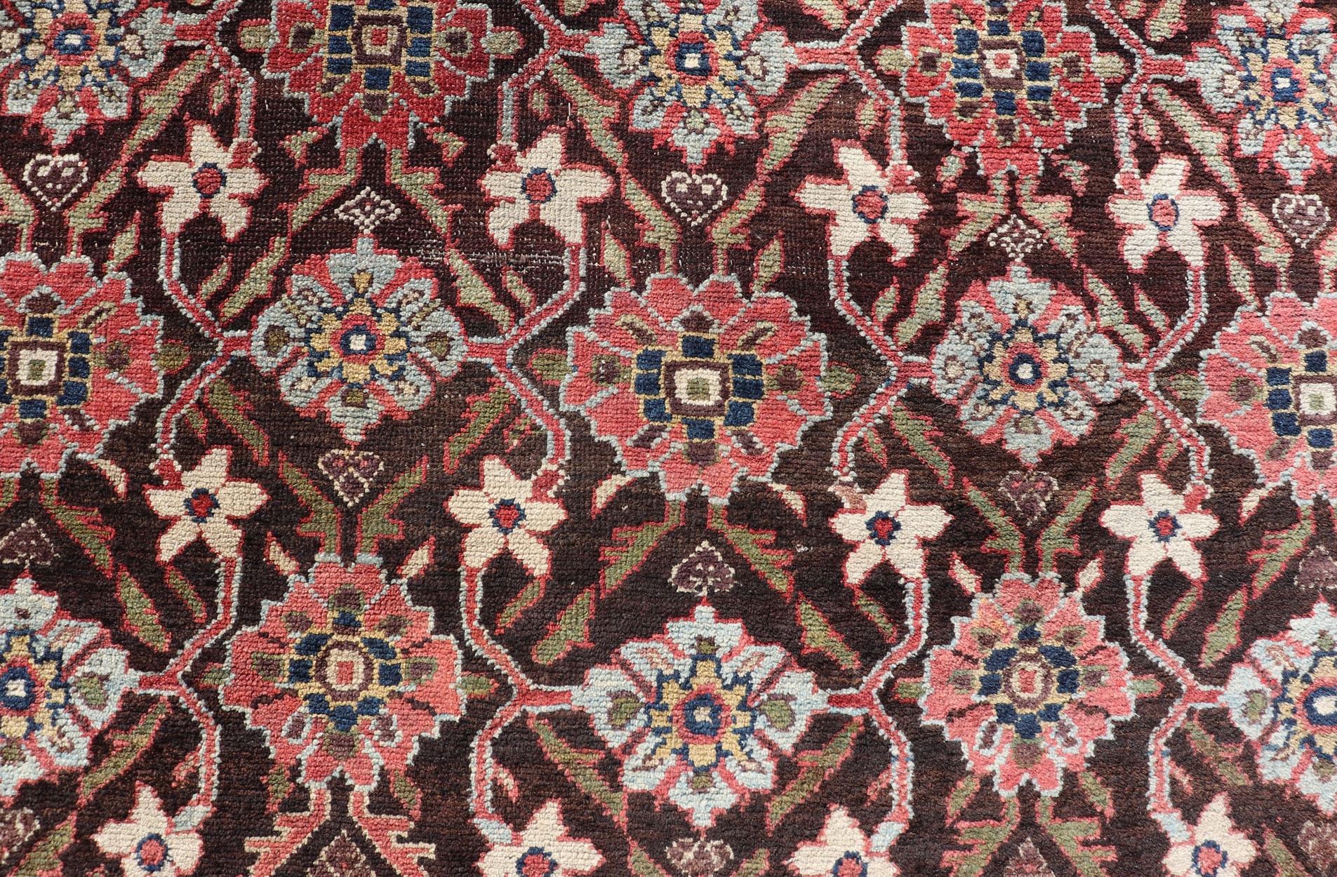 Antiquity Hamadan Gallery Rug in Wool with Sub-Geometric Design on Brown Field (Tapis ancien de la galerie de Hamadan en laine avec un design sub-géométrique sur fond brun) Bon état - En vente à Atlanta, GA
