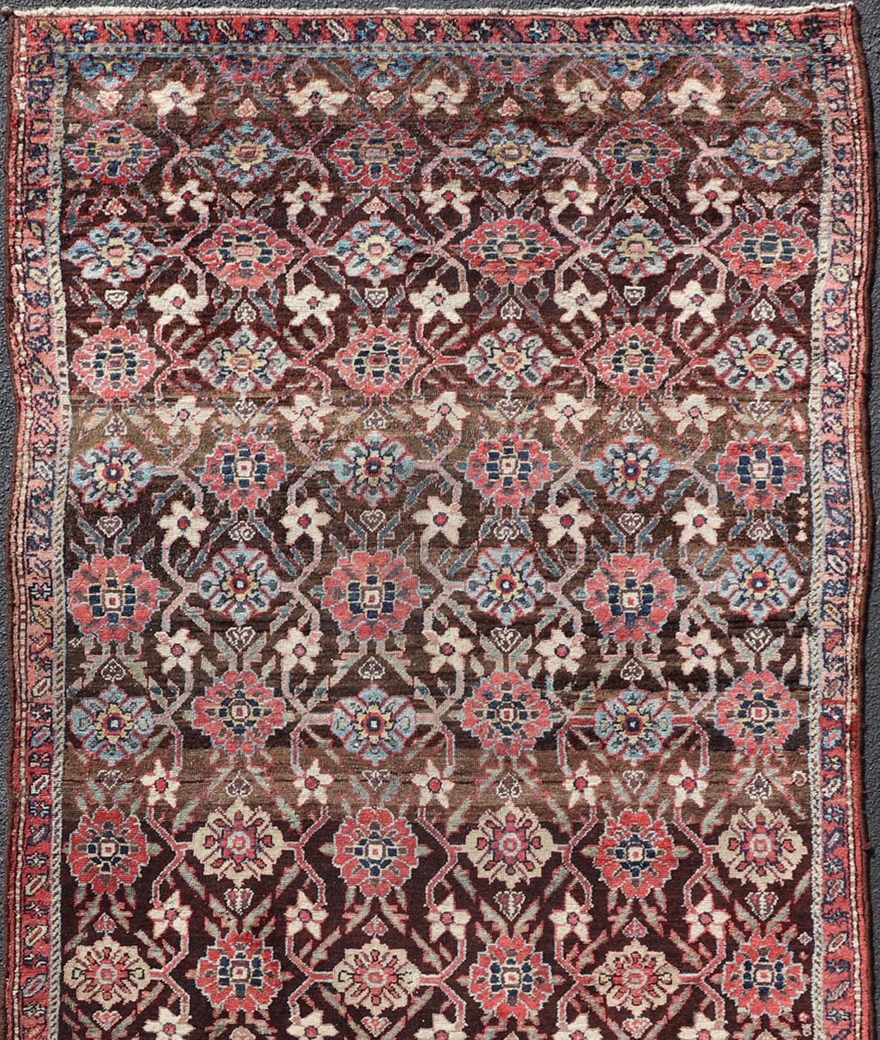 20ième siècle Antiquity Hamadan Gallery Rug in Wool with Sub-Geometric Design on Brown Field (Tapis ancien de la galerie de Hamadan en laine avec un design sub-géométrique sur fond brun) en vente