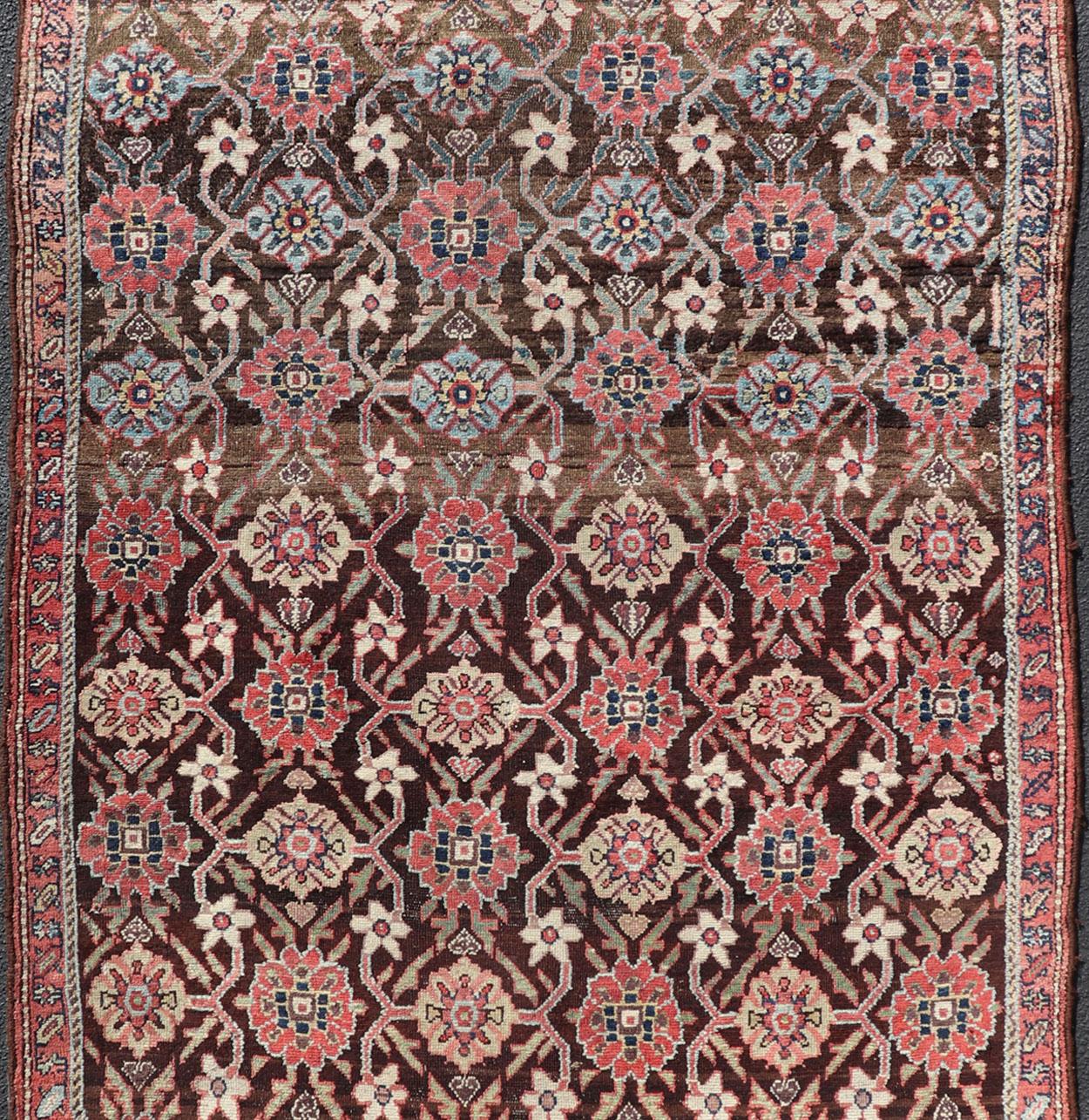Laine Antiquity Hamadan Gallery Rug in Wool with Sub-Geometric Design on Brown Field (Tapis ancien de la galerie de Hamadan en laine avec un design sub-géométrique sur fond brun) en vente