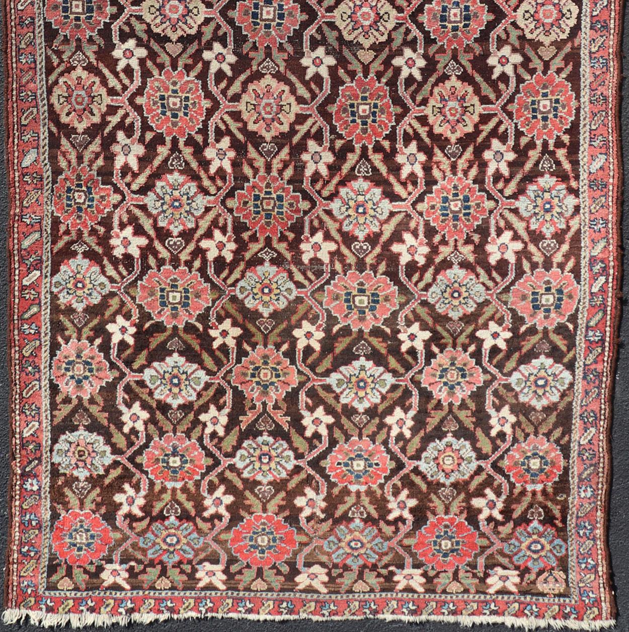 Antiquity Hamadan Gallery Rug in Wool with Sub-Geometric Design on Brown Field (Tapis ancien de la galerie de Hamadan en laine avec un design sub-géométrique sur fond brun) en vente 1