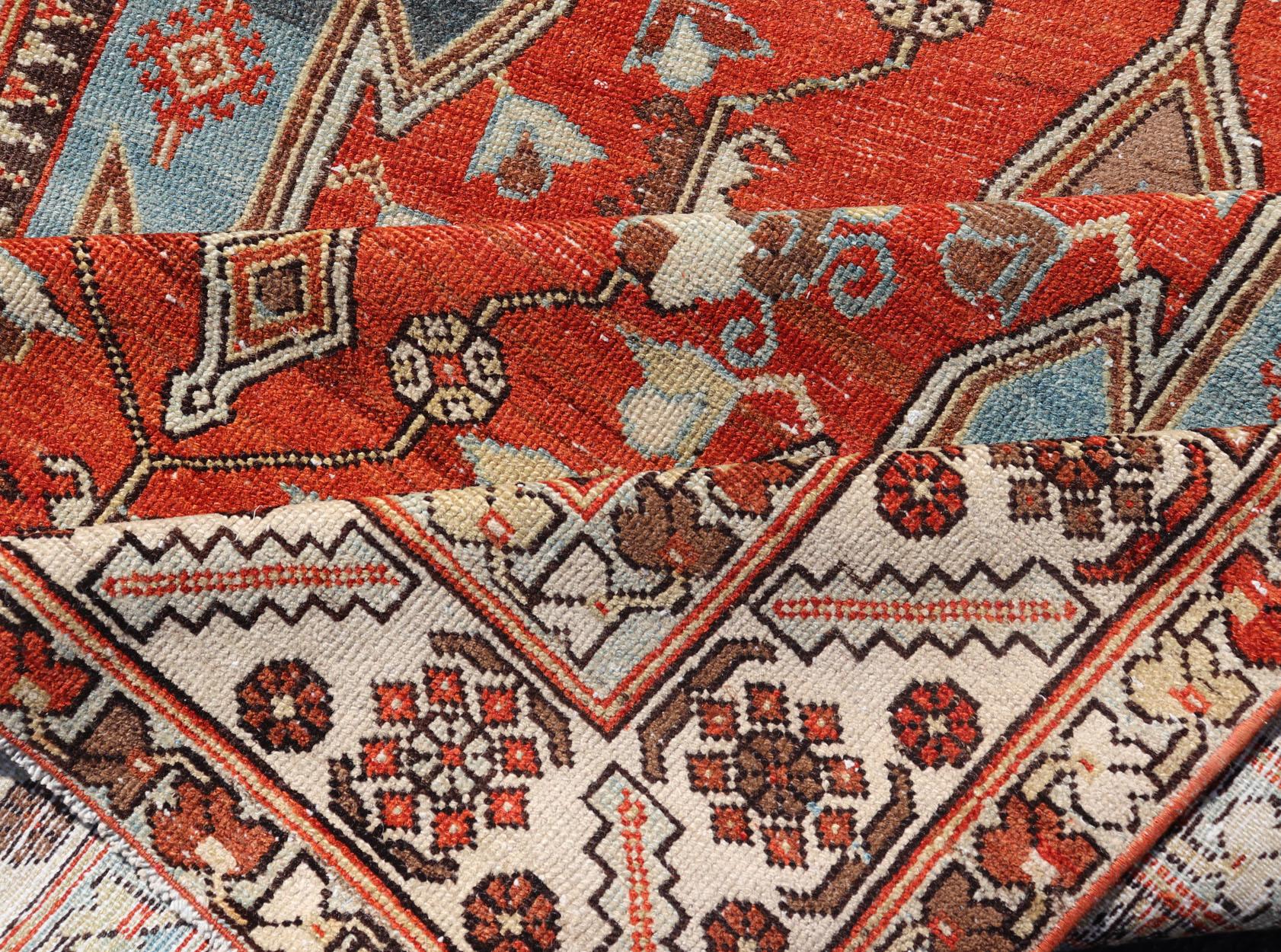 Antiker Hamadan-Galerie-Teppich mit geometrischen Medaillons in Rot, Blau und Braun im Angebot 6