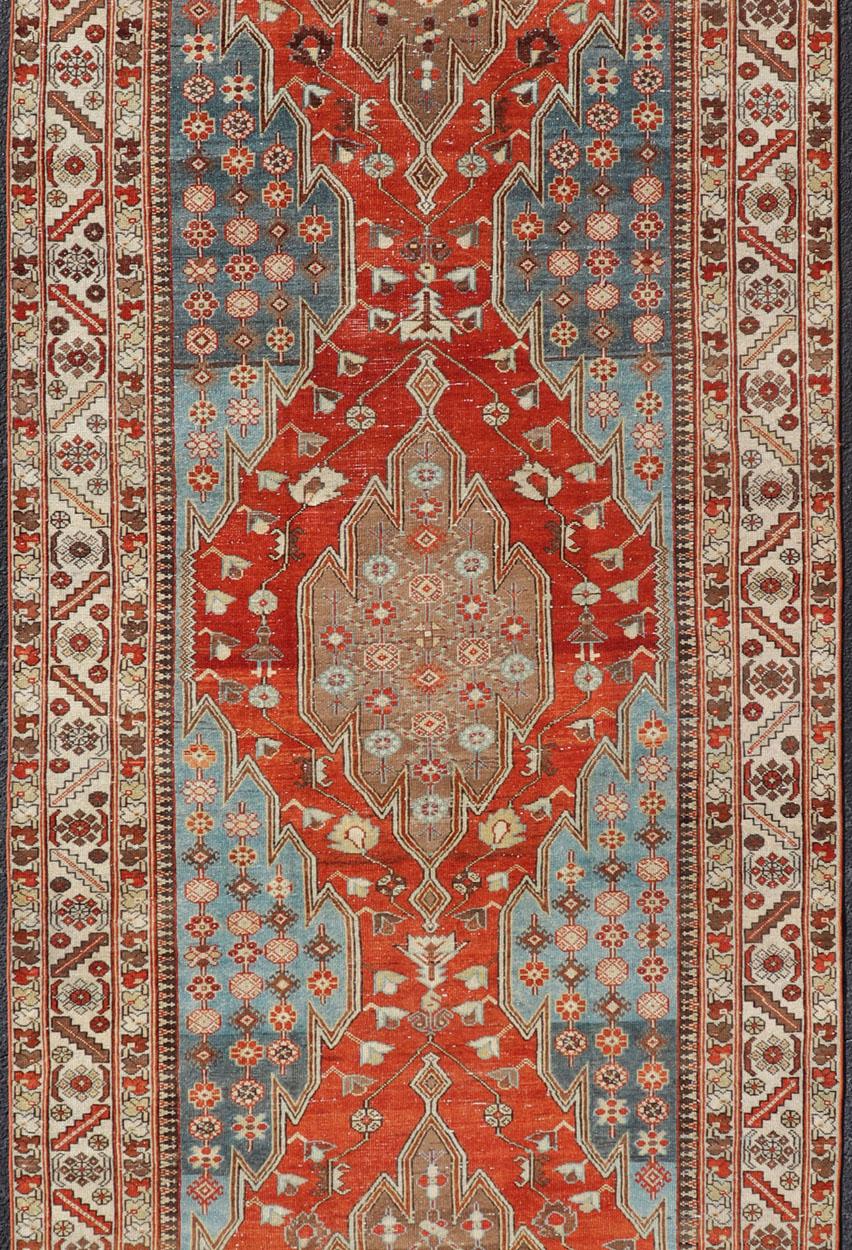 Antiker Hamadan-Galerie-Teppich mit geometrischen Medaillons in Rot, Blau und Braun im Zustand „Gut“ im Angebot in Atlanta, GA