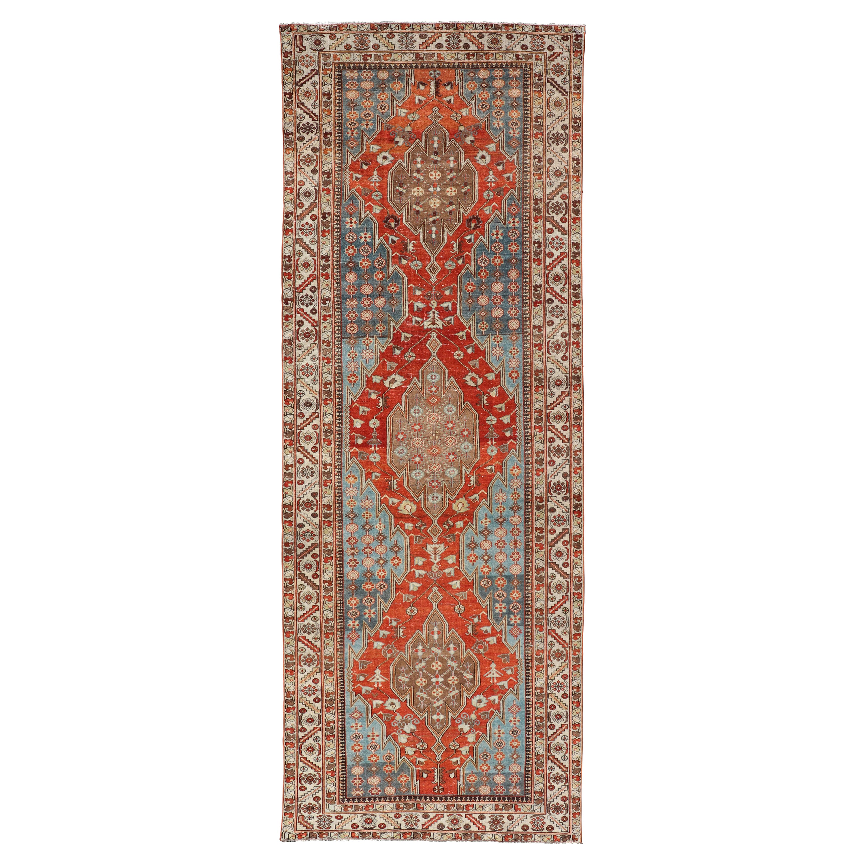 Tapis d'antiquités Hamadan Gallery avec médaillons géométriques rouges, bleus et bruns