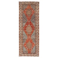 Tapis d'antiquités Hamadan Gallery avec médaillons géométriques rouges, bleus et bruns