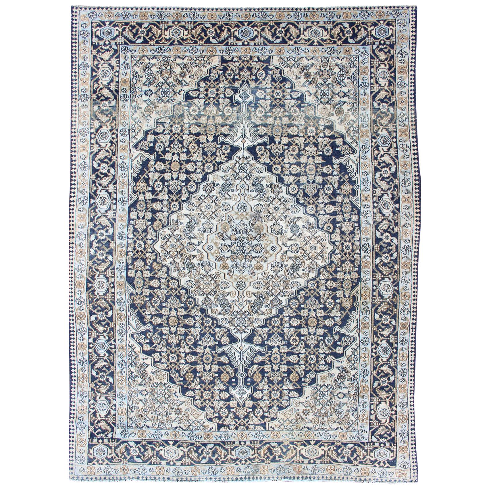 Tapis persan ancien de Hamadan avec médaillon au centre et motif floral