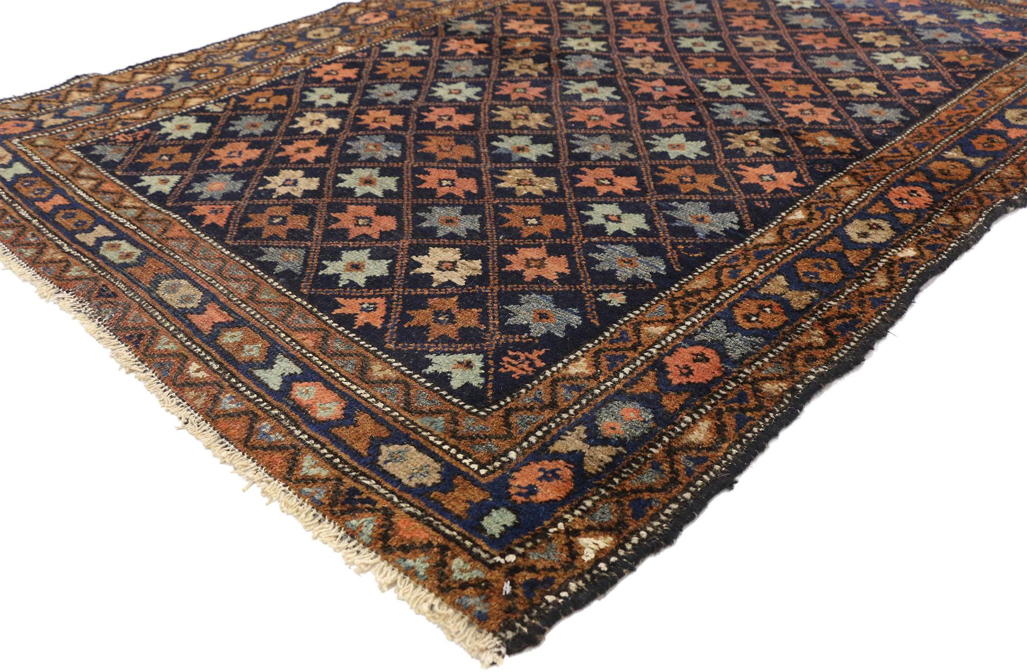 73301 Antique tapis persan Hamadan avec style tribal 03'08 x 05'04. Plein de détails minuscules et d'un design expressif audacieux combiné à des couleurs vibrantes et à un style tribal, ce tapis persan Hamadan ancien en laine noué à la main est une