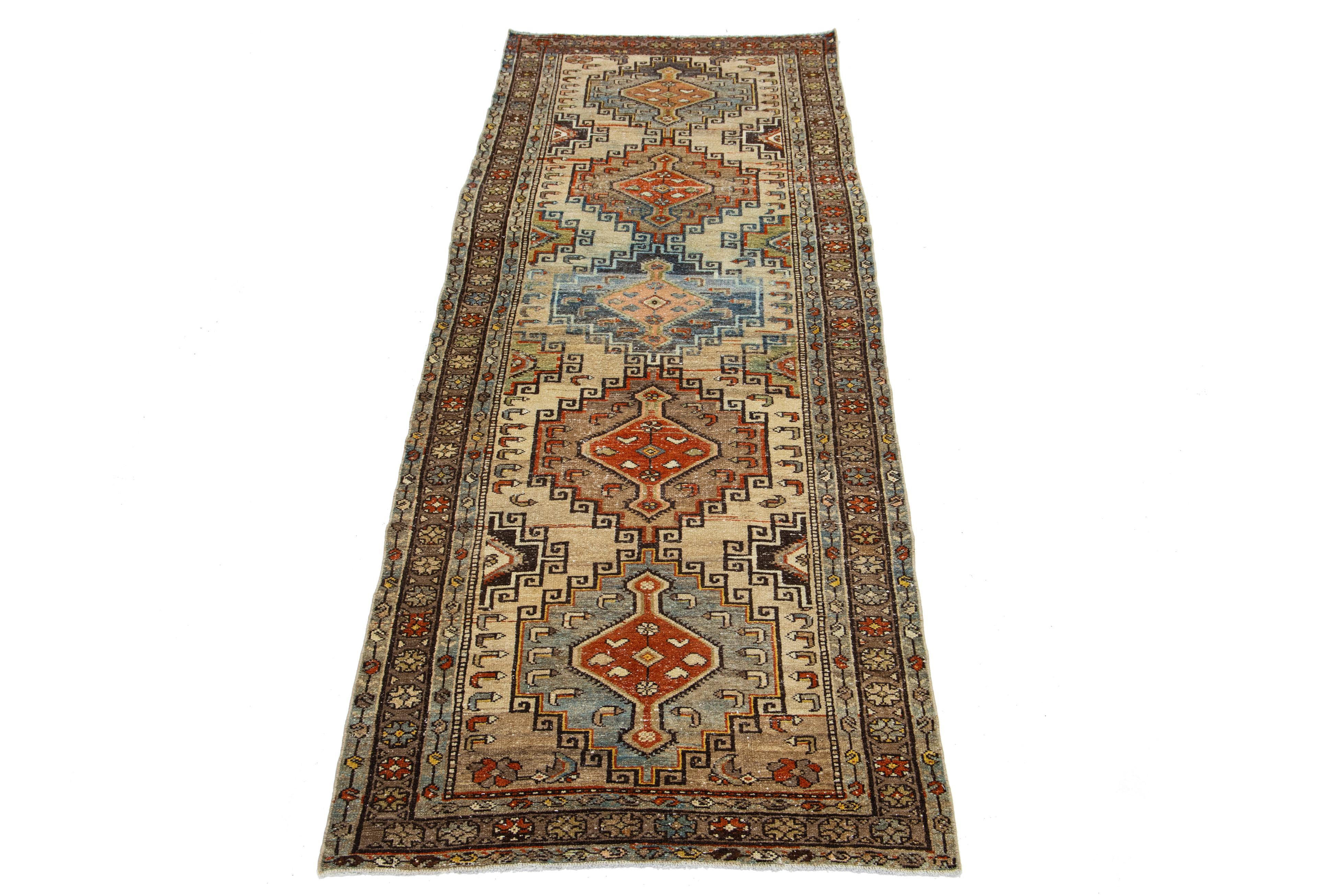 Magnifique chemin de table antique en laine nouée à la main, de style persan, avec un champ de couleur beige. Cette pièce présente des accents rouille, verts et bleus dans un magnifique motif géométrique.

Ce tapis mesure 3'3