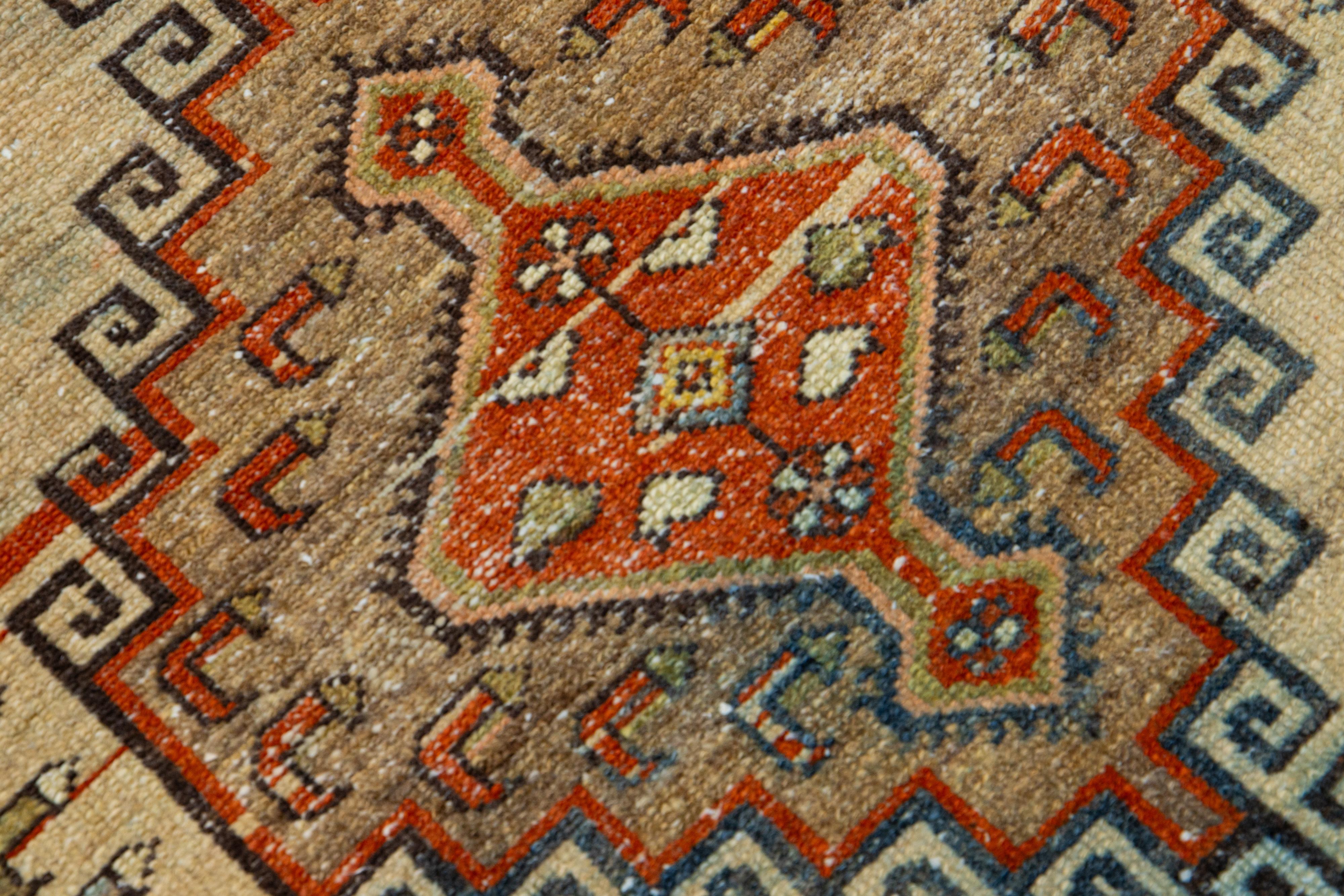 Antiker persischer Hamadan-Woll-Läufer aus Wolle mit mehrfarbigem Design  (20. Jahrhundert) im Angebot