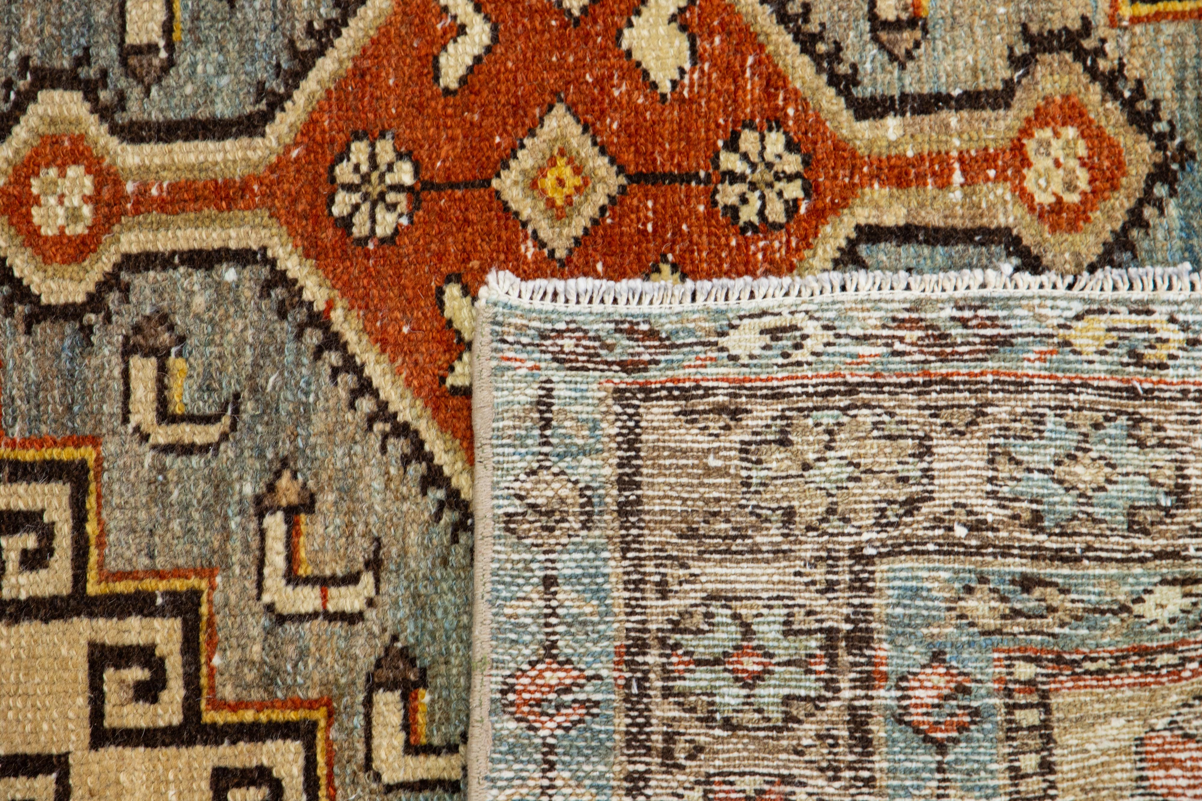 Antiker persischer Hamadan-Woll-Läufer aus Wolle mit mehrfarbigem Design  im Angebot 1
