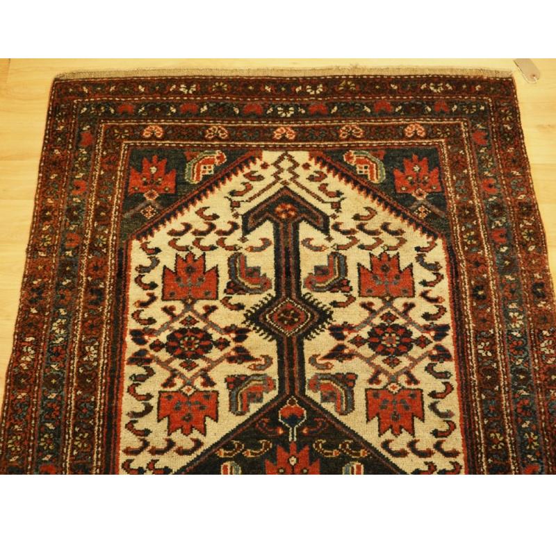 Antique Hamadan Region Village Rug, Kurdish Weavers, Circa 1920 In Excellent Condition For Sale In Moreton-In-Marsh, GB