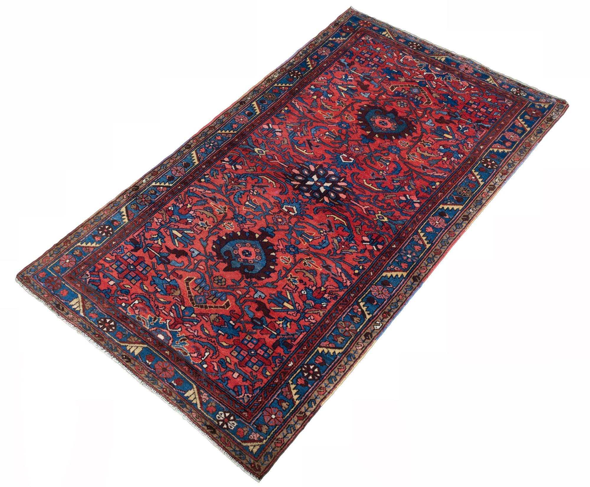 Magnifique tapis ancien de Hamadan, tissé à la main vers 1920, avec un motif floral sur un champ rouge rosé et une bordure indigo. De merveilleuses couleurs secondaires de bleus et d'or et un tapis ancien très décoratif.
Taille : 1,96m x 1,05m (6ft