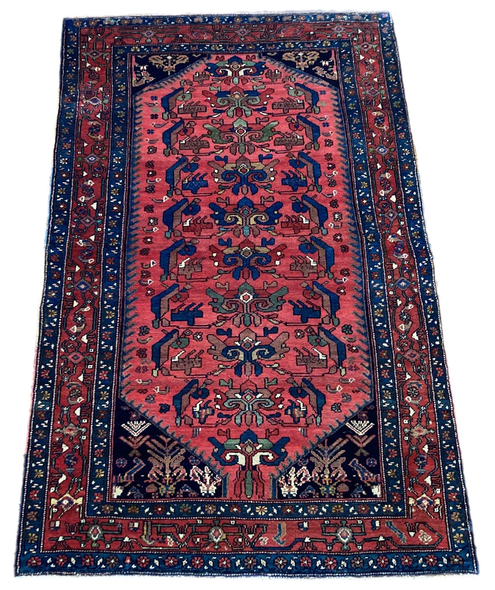 Un bellissimo tappeto antico di Hamadan, tessuto a mano nel 1920 circa, con un disegno all over su un campo di terracotta e un bordo simile. Splendidi colori secondari di blu e verde e un tappeto molto decorativo.
Dimensioni: 1,97 m x 1,22 m (6ft