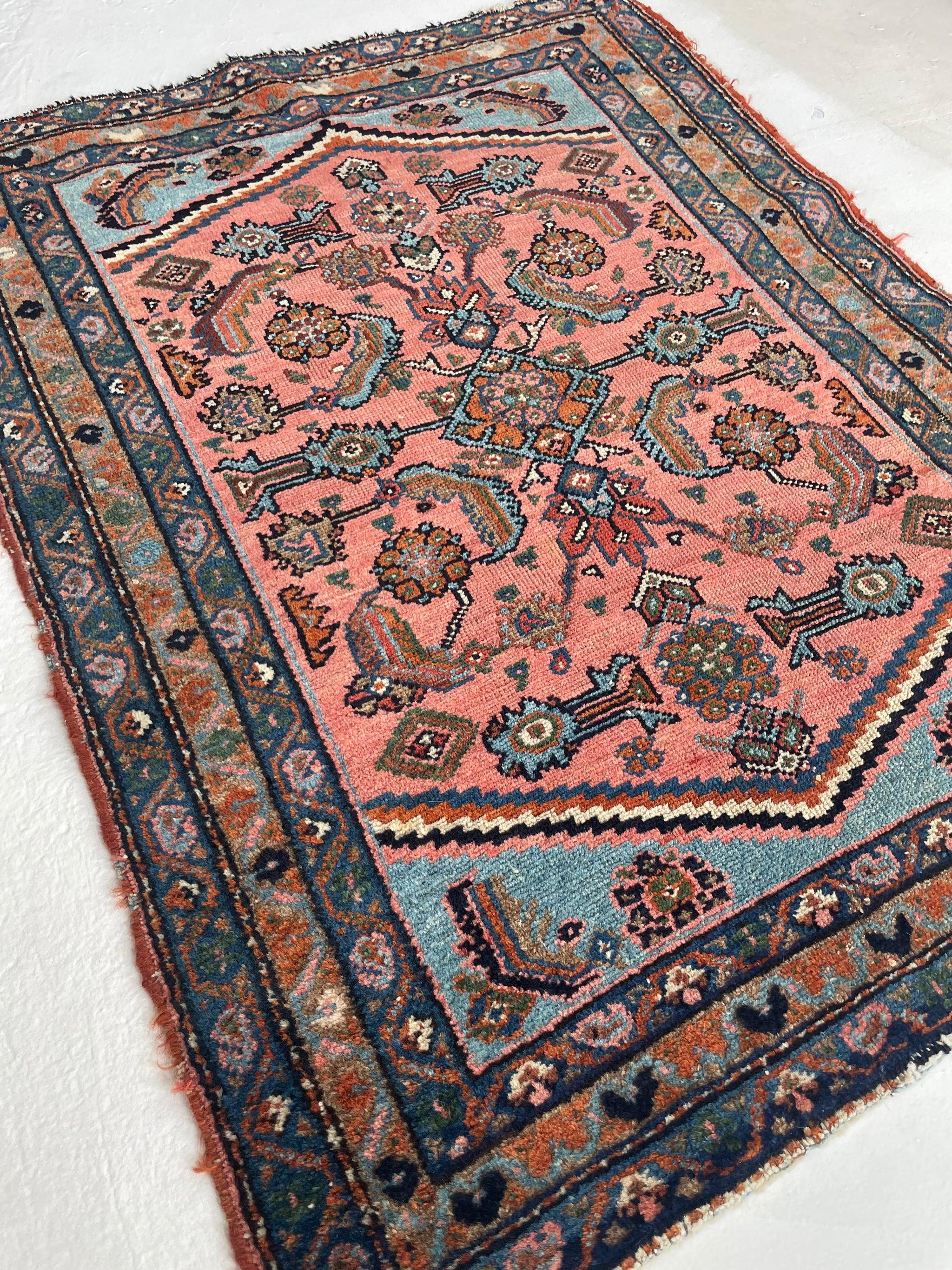 Superbe tapis Hamadan ancien  Jardin d'eau rose corail et bleu ciel 

A propos de : Est-ce que vous pouvez arrêter de regarder ça ???!! C'est l'une des plus jolies petites pièces que j'aie jamais vues - cette pièce a quelque chose de très