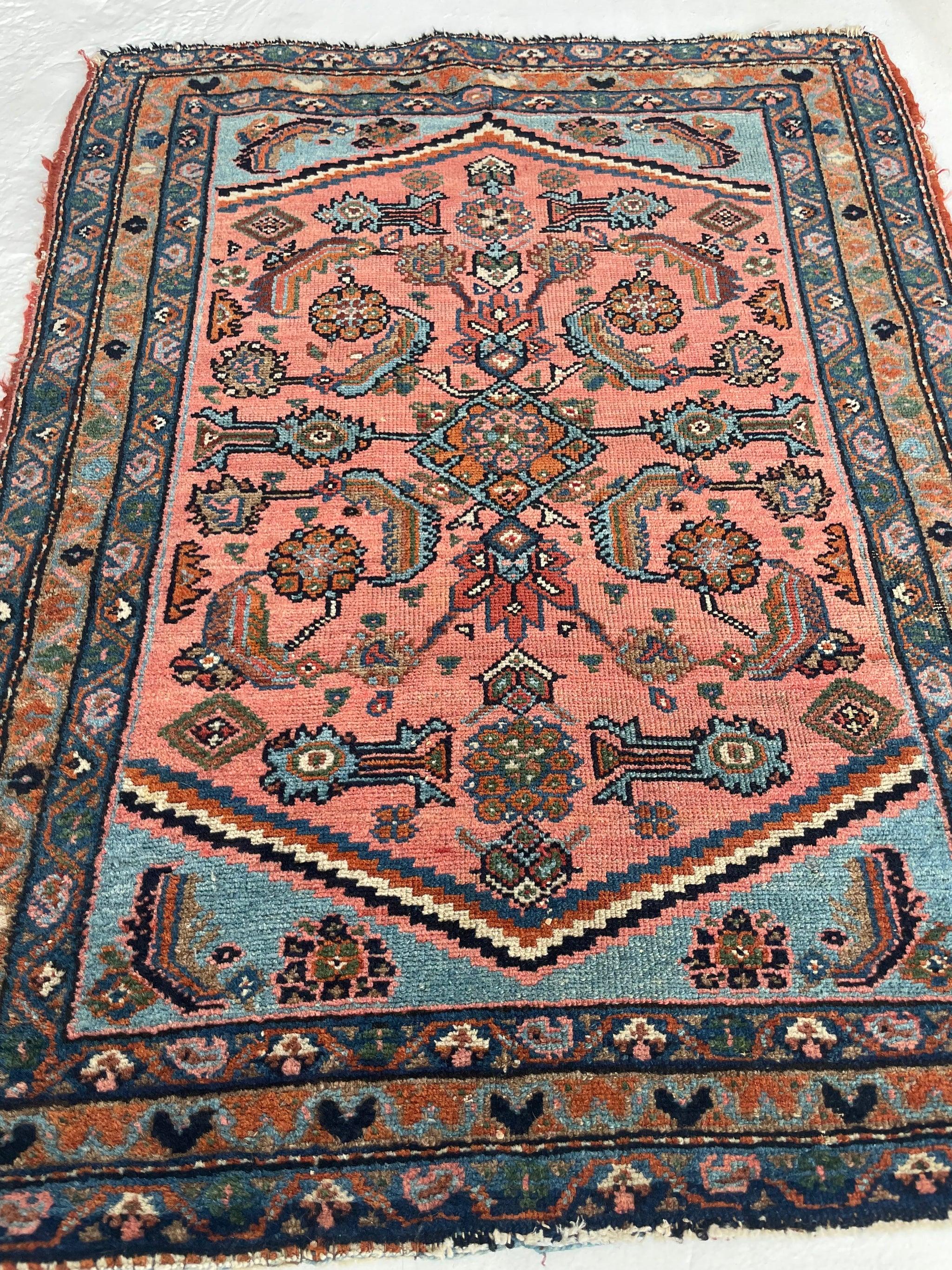 Noué à la main Tapis Hamadan ancien avec jardin d'eau rose corail et bleu ciel, vers les années 1920 en vente
