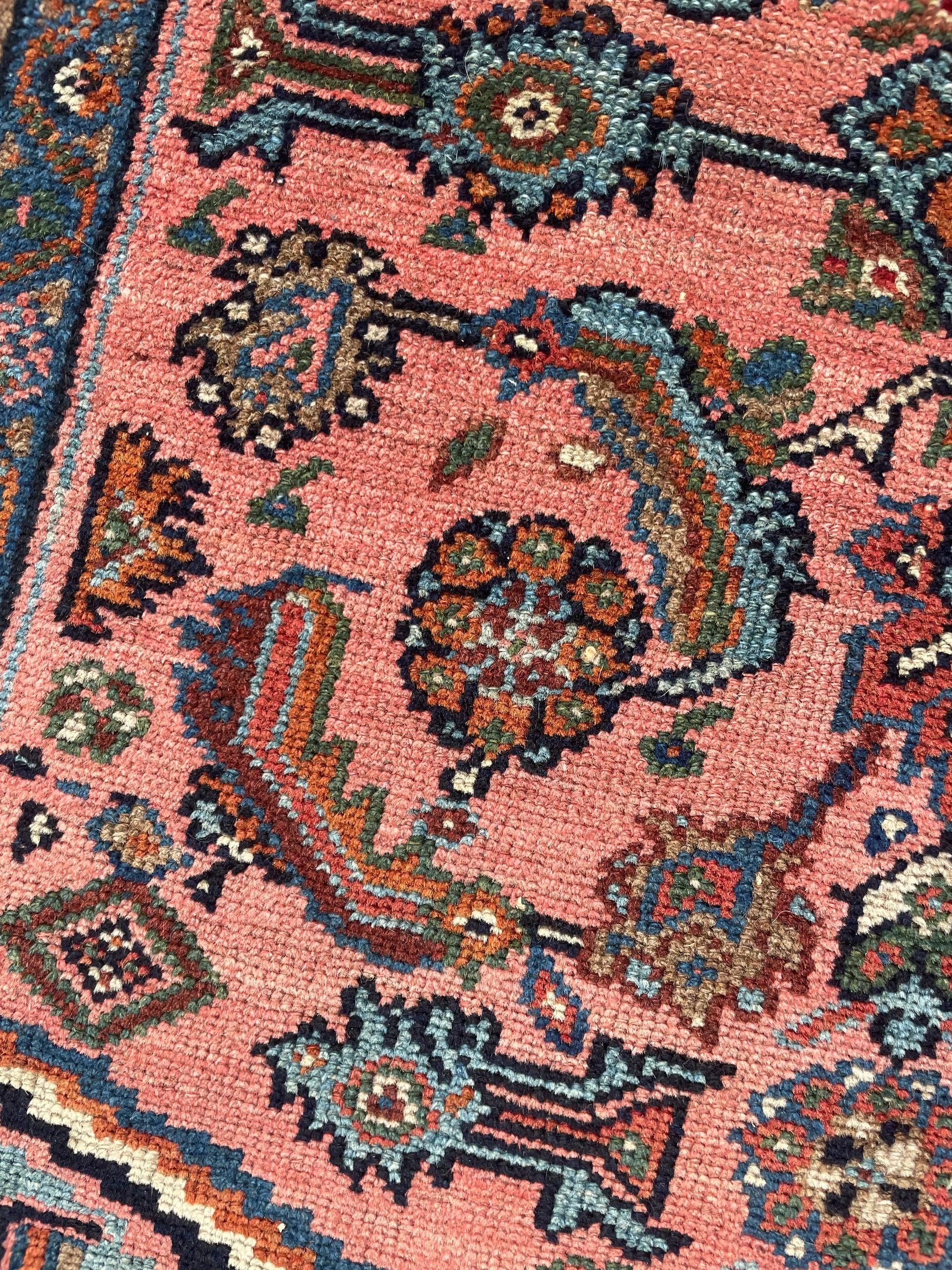 Tapis Hamadan ancien avec jardin d'eau rose corail et bleu ciel, vers les années 1920 Bon état - En vente à Milwaukee, WI