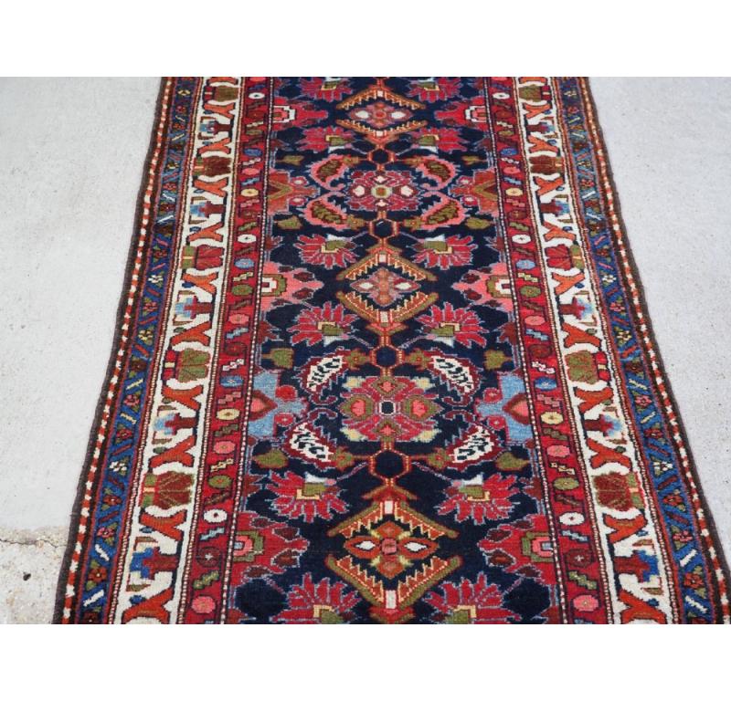 Antiker Hamadan-Läufer im Landhausstil, um 1920 im Zustand „Hervorragend“ im Angebot in Moreton-In-Marsh, GB