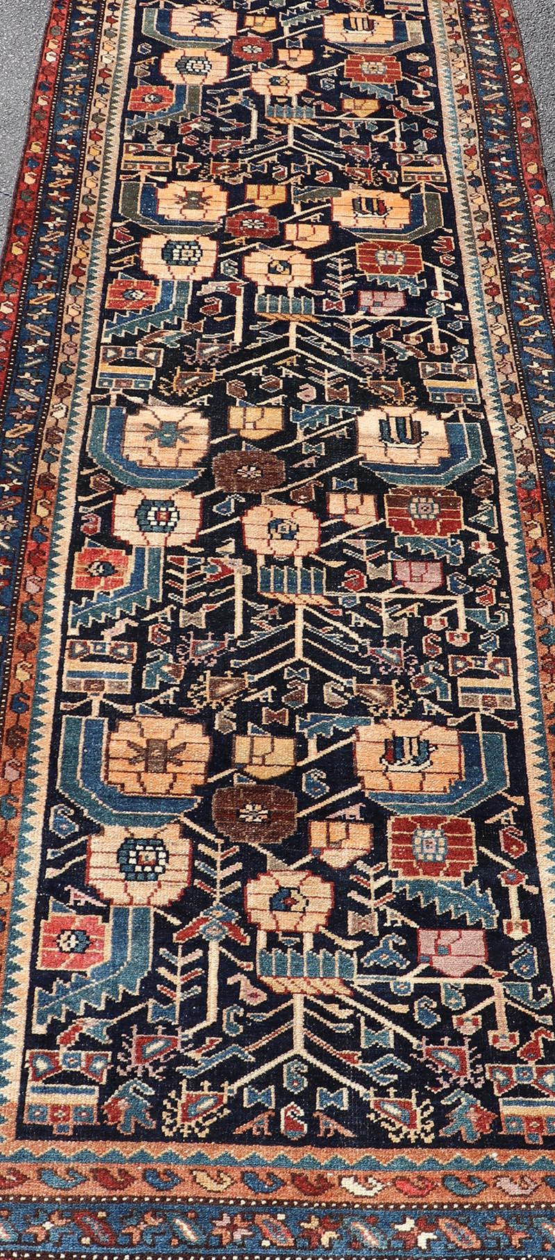 Antiker Hamadan-Läufer mit blauem Hintergrund und mehrfarbigen Stammesmotiven, 3'3 x 9'3 cm im Angebot 2