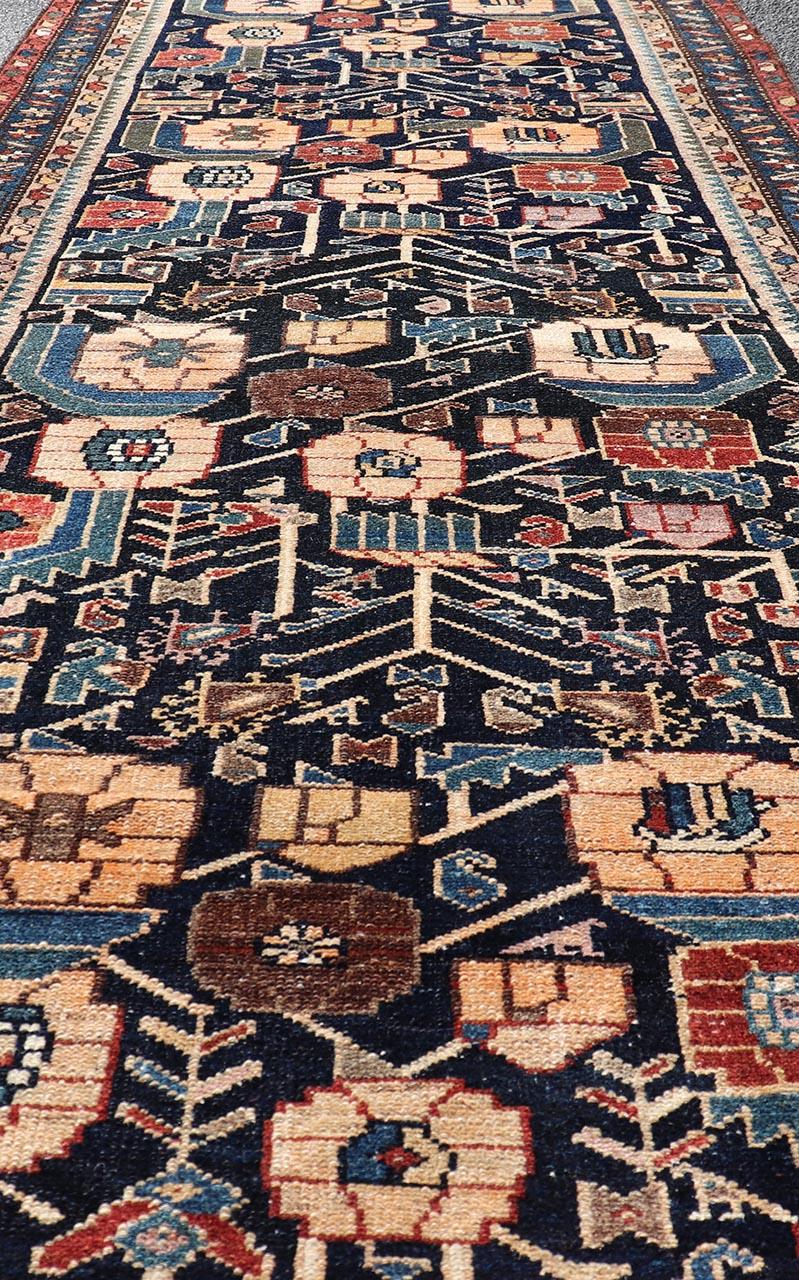 Antiker Hamadan-Läufer mit blauem Hintergrund und mehrfarbigen Stammesmotiven, 3'3 x 9'3 cm im Angebot 3