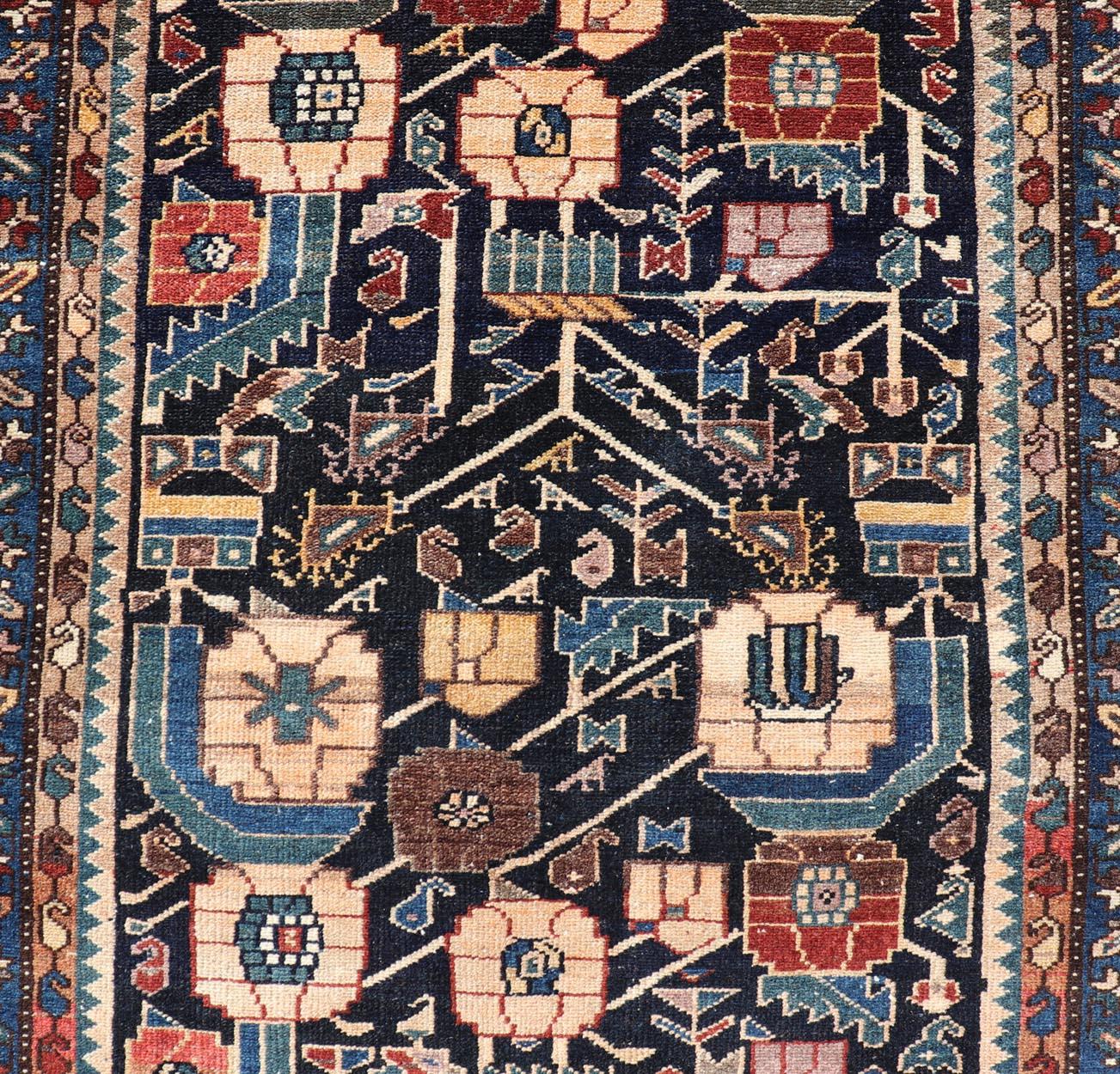 Antiker Hamadan-Läufer mit blauem Hintergrund und mehrfarbigen Stammesmotiven, 3'3 x 9'3 cm im Angebot 4