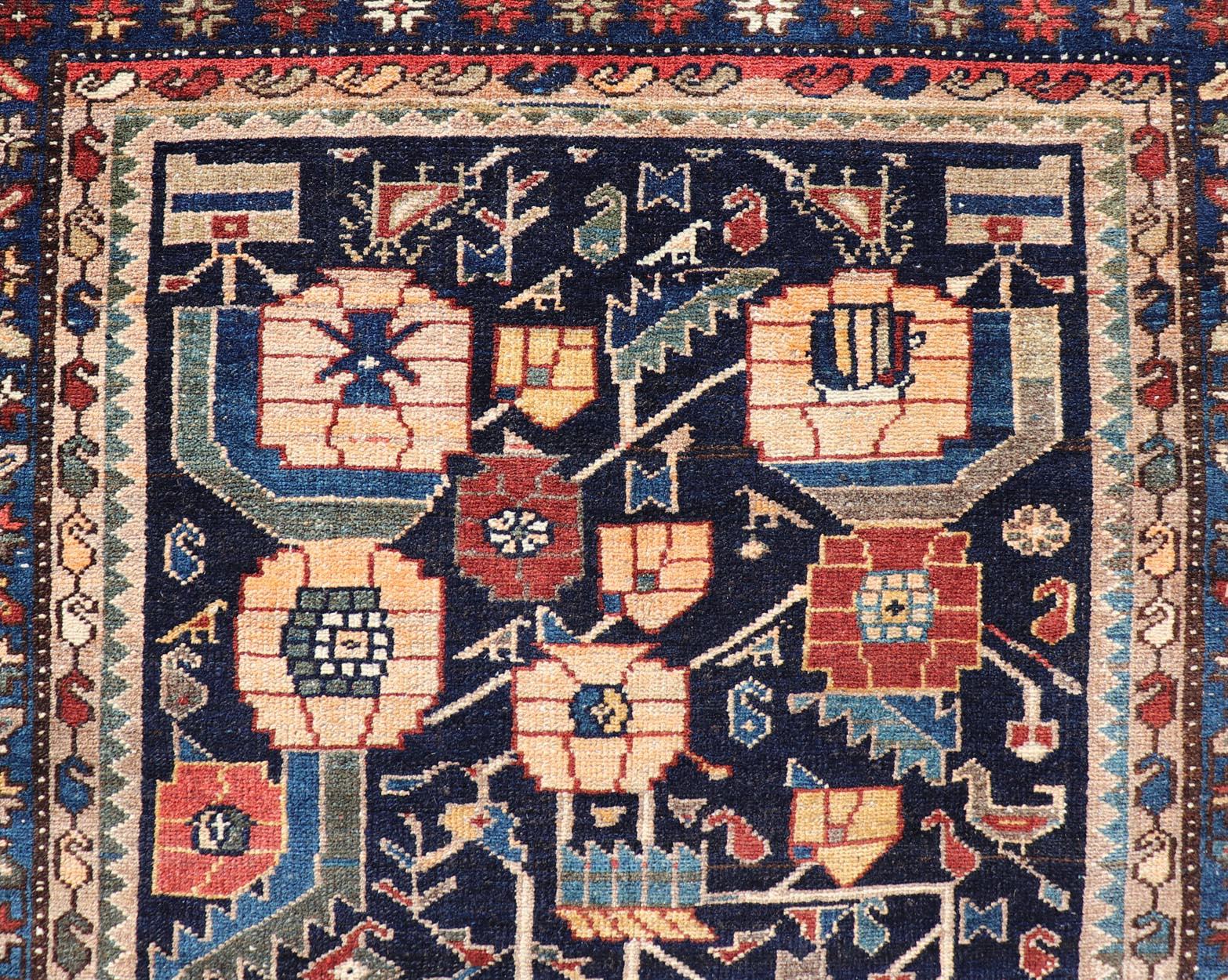 Antike Hamadan Läufer in blauem Hintergrund Multi Farben mit Stammes-Motiven. Keivan Woven Arts / Teppich EMB-22228-15461, Herkunftsland / Art: Iran / Hamadan, um 1920. Maße: 3'3 x 9'3 
